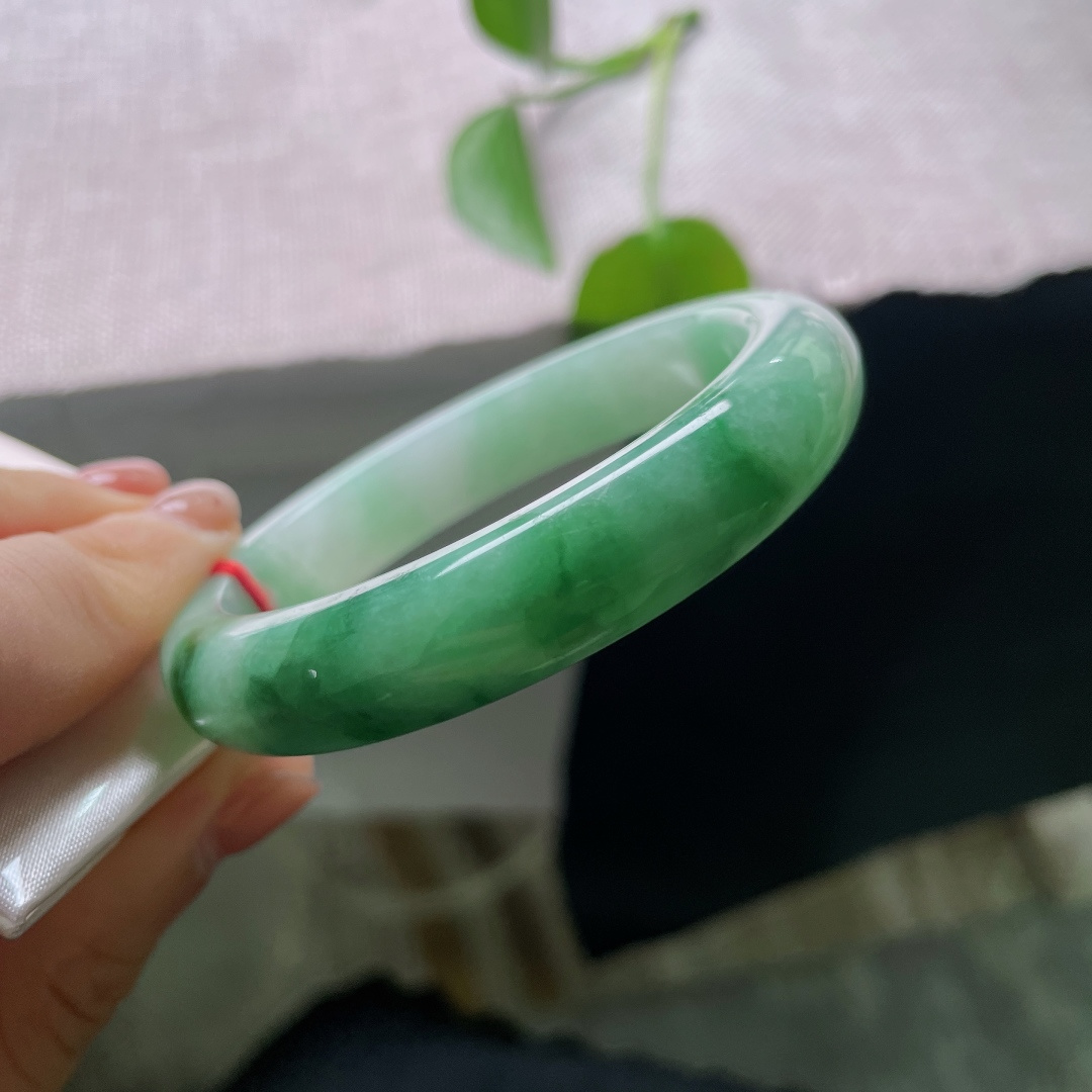 54.7/12.1/8.4飘绿正圈，青山绿水环绕腕间，水头好，雅致动人，皮纹，56981