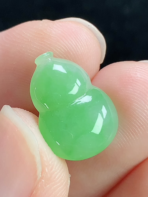 冰飘绿葫芦，无裂，尺寸14.5-10.3-3.4mm，D08dk88