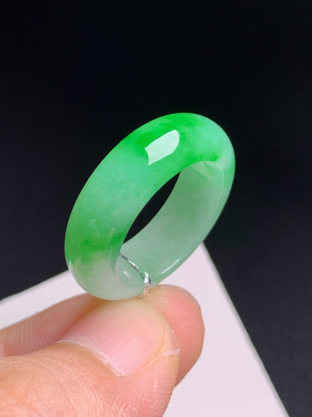 冰种绿指环，翠色明艳，水润匀净，上手大气
