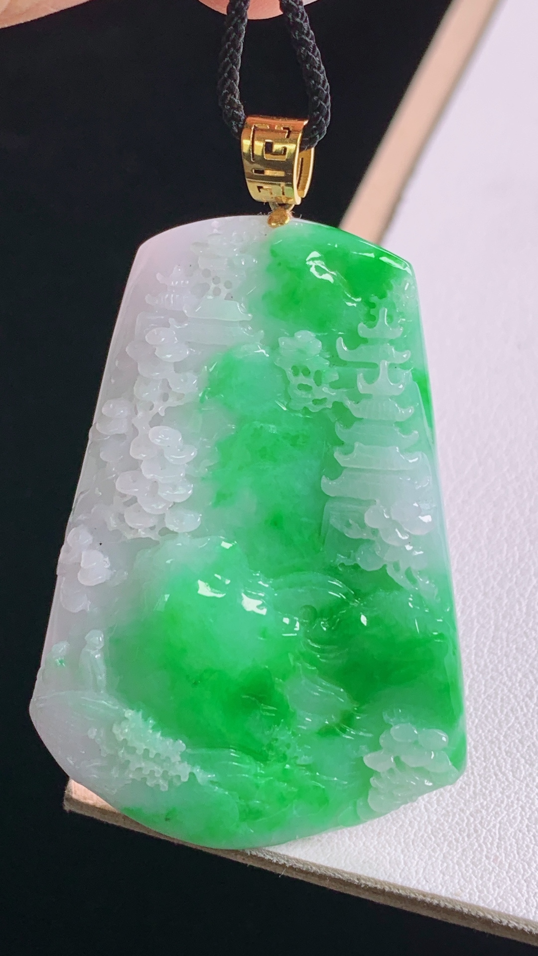 ️阳绿山水牌吊坠，18K真金，色泽明艳，雕工精湛，无裂，尺寸:56.5-49.6-35.3-10.7mm