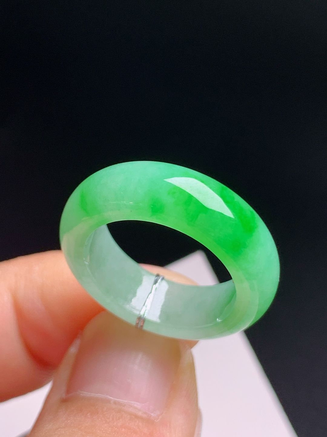 冰种绿指环，翠色明艳，水润匀净，上手大气