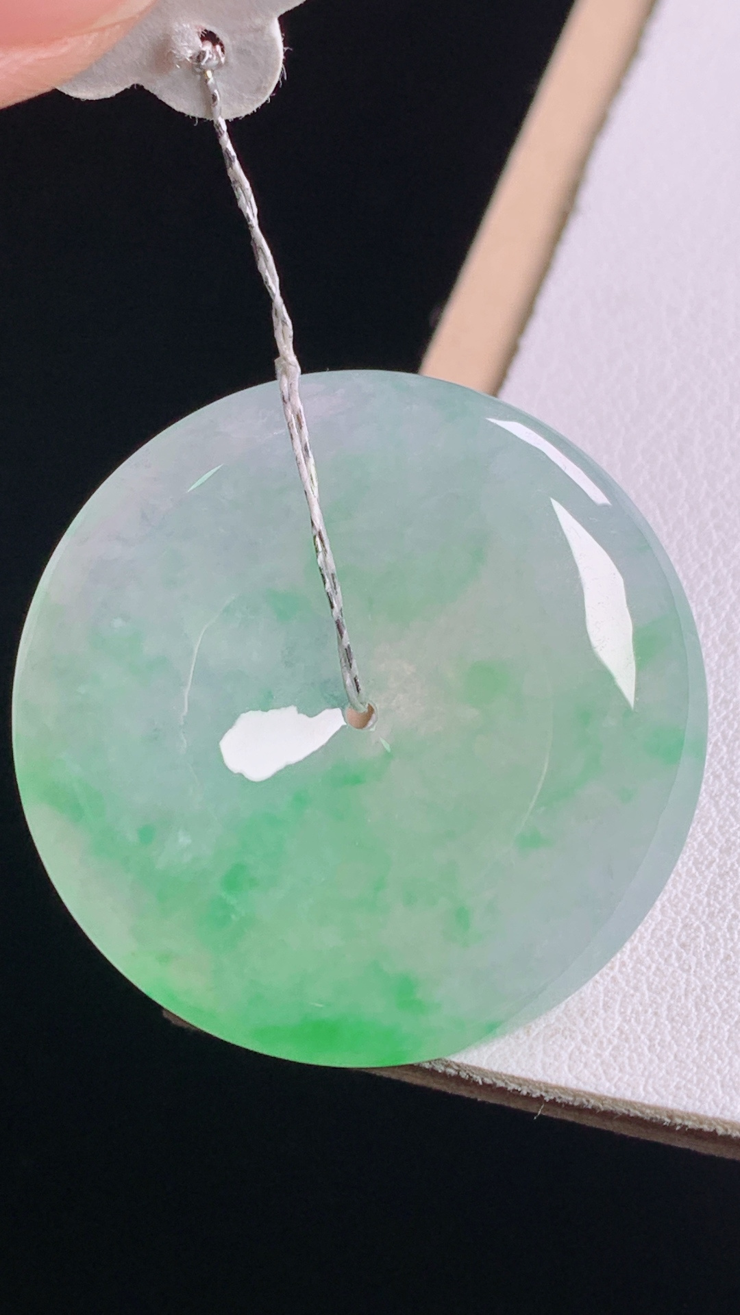 ️冰飘绿平安扣，翠色清新，胶感十足，无裂，尺寸:33.3-6.1mm