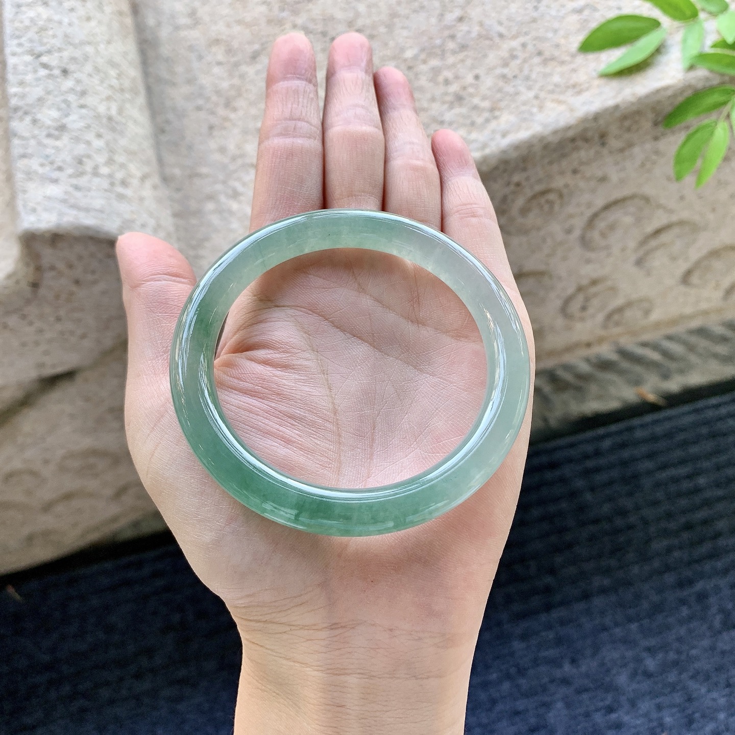圆条56 57，圈口57.1/8.3/8.6，编码AD080906，糯冰飘绿，水润，种老，细腻，打灯有棉线