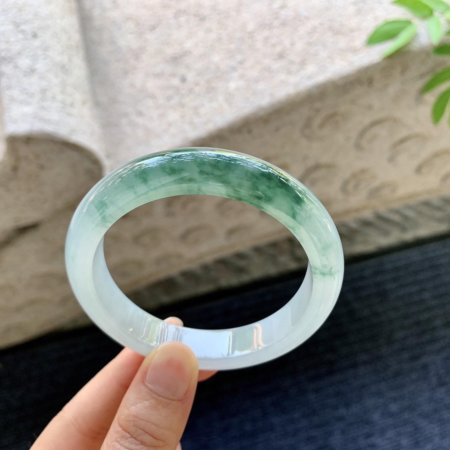 正圈55 56，圈口56/12/8.2，编码W6080932，描述：冰糯飘花，水润，种老，细腻，有纹线