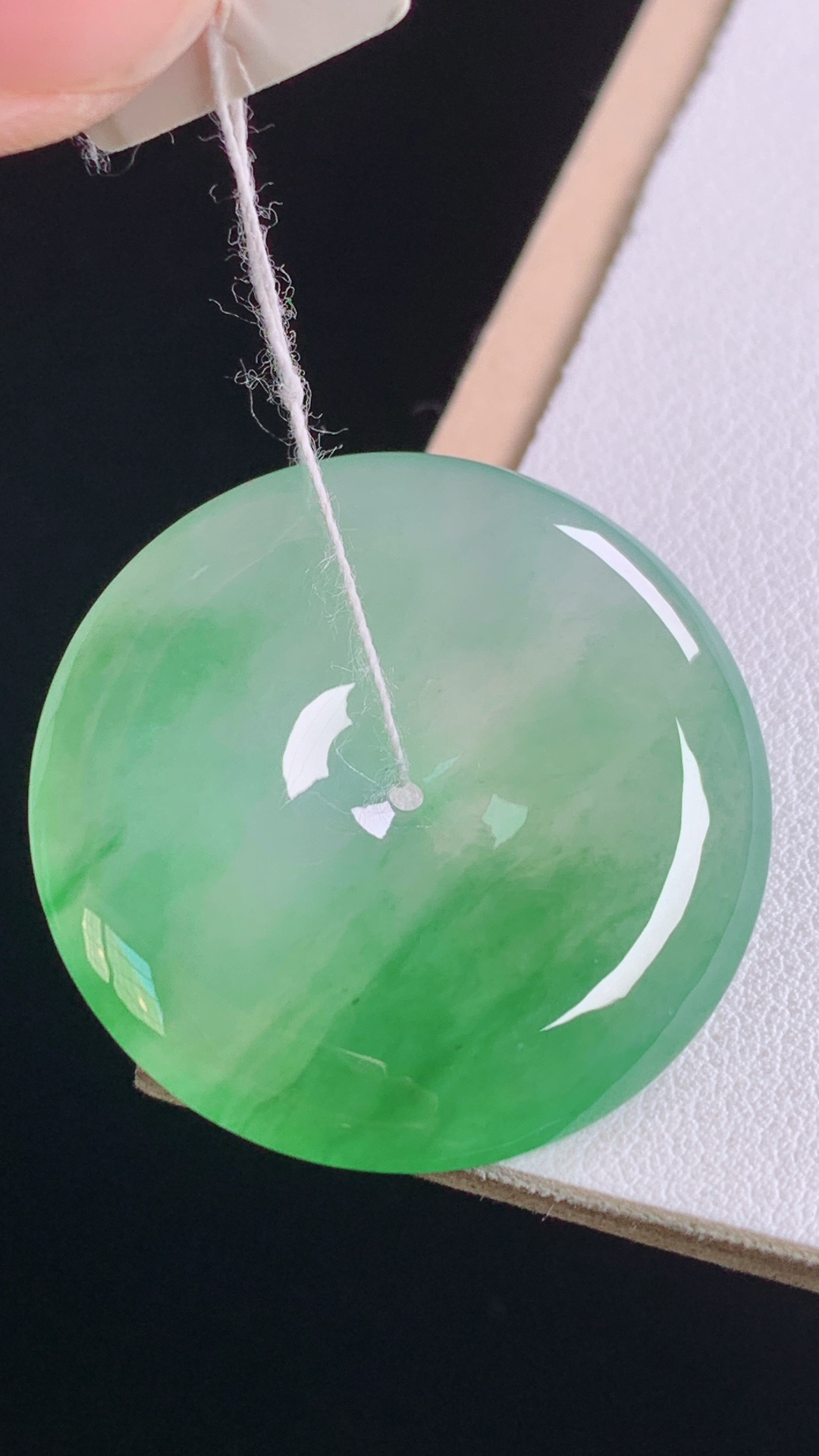 ️冰飘绿平安扣，翠色灵动，清爽细腻，无裂，尺寸:32.7-5.6mm