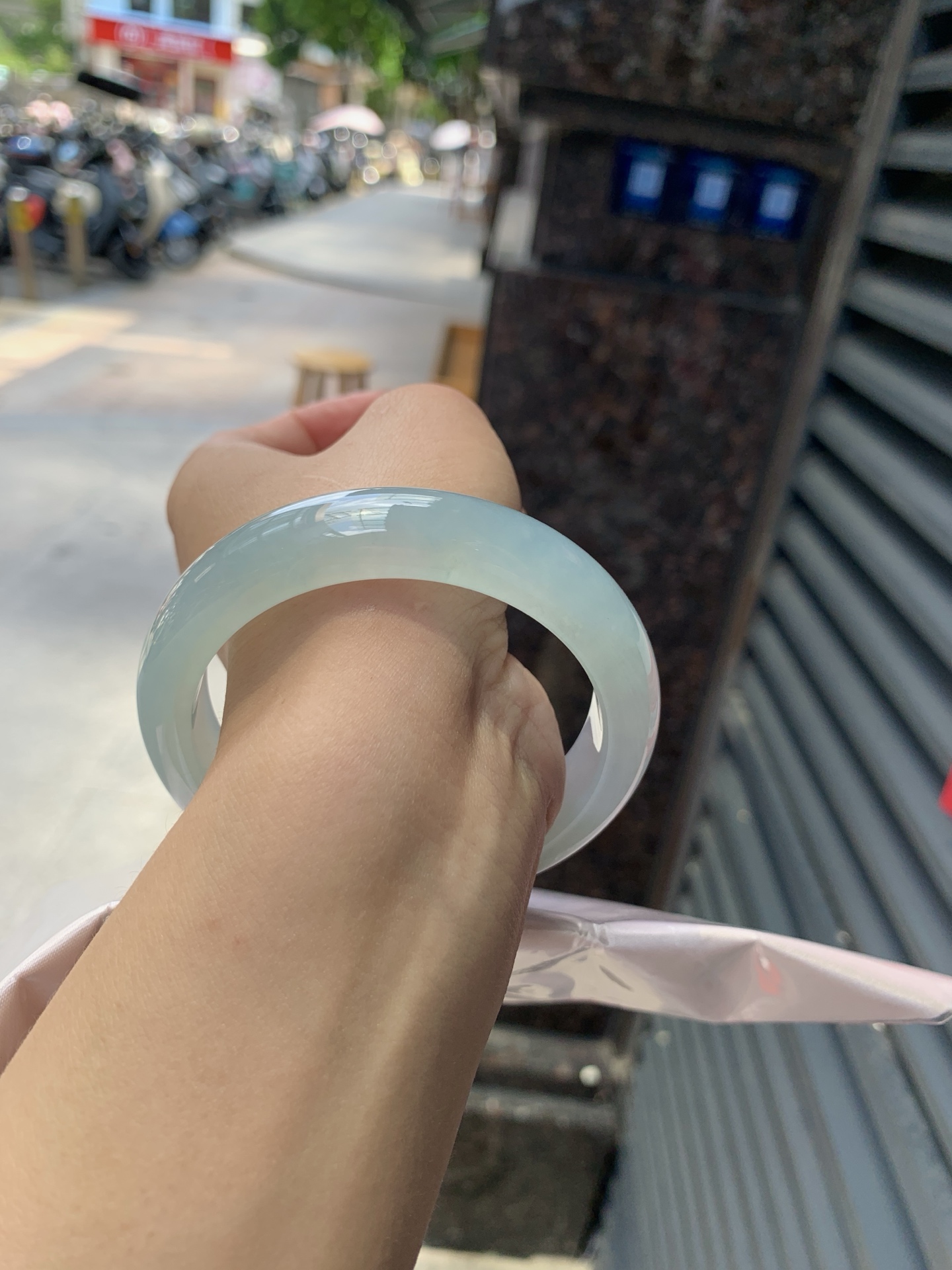 冰晴蓝正圈，58.9-13.4-8.5，0808-6-3347，无裂，打灯棉线，底妆冰胶细腻，清爽耐看的晴蓝底，夏季美好的冰凉感，时而晴时而蓝，随光线变化如梦如幻。