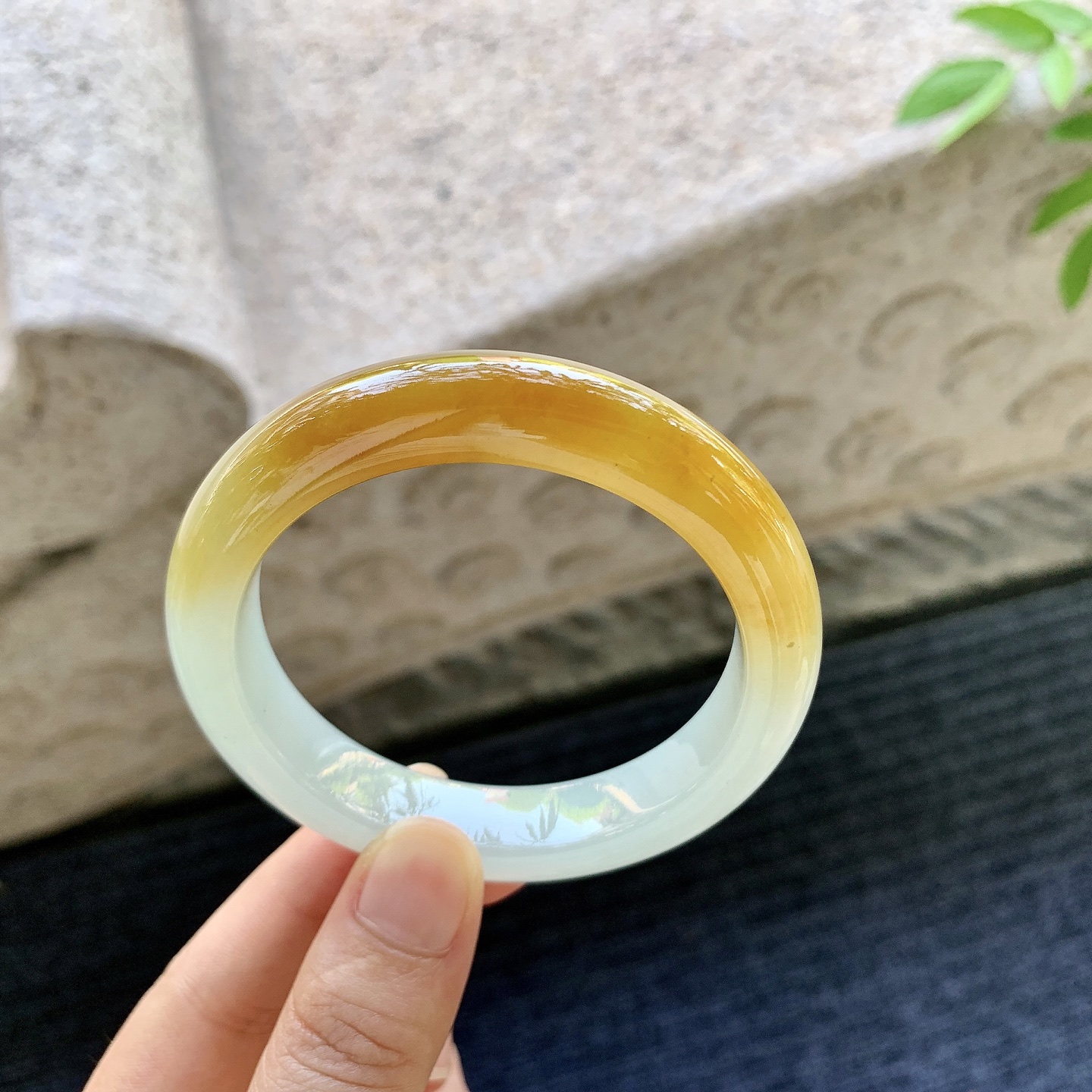 正圈53 54，圈口54.8/12/9，编码HW080930，冰糯黄翡，水润，种老，细腻，无裂。