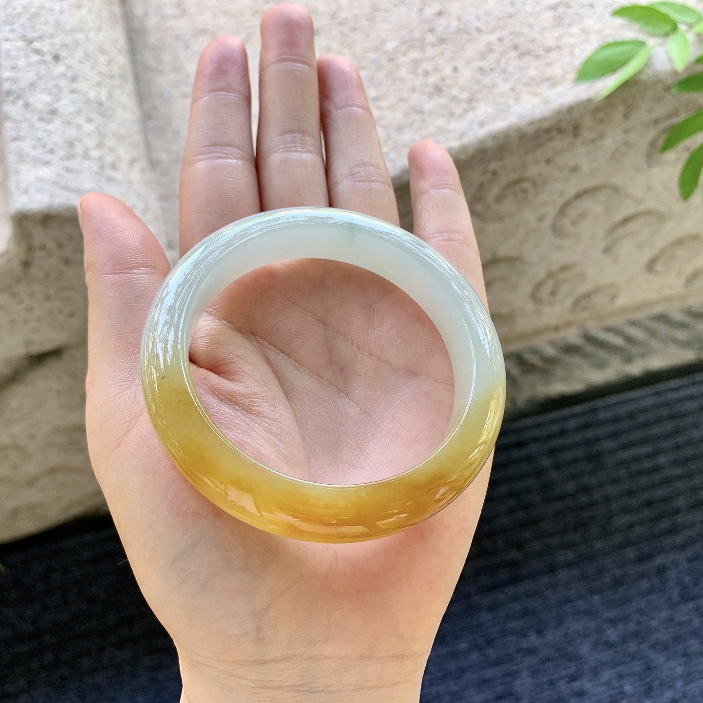 正圈53 54，圈口54.8/12/9，编码HW080930，冰糯黄翡，水润，种老，细腻，无裂。