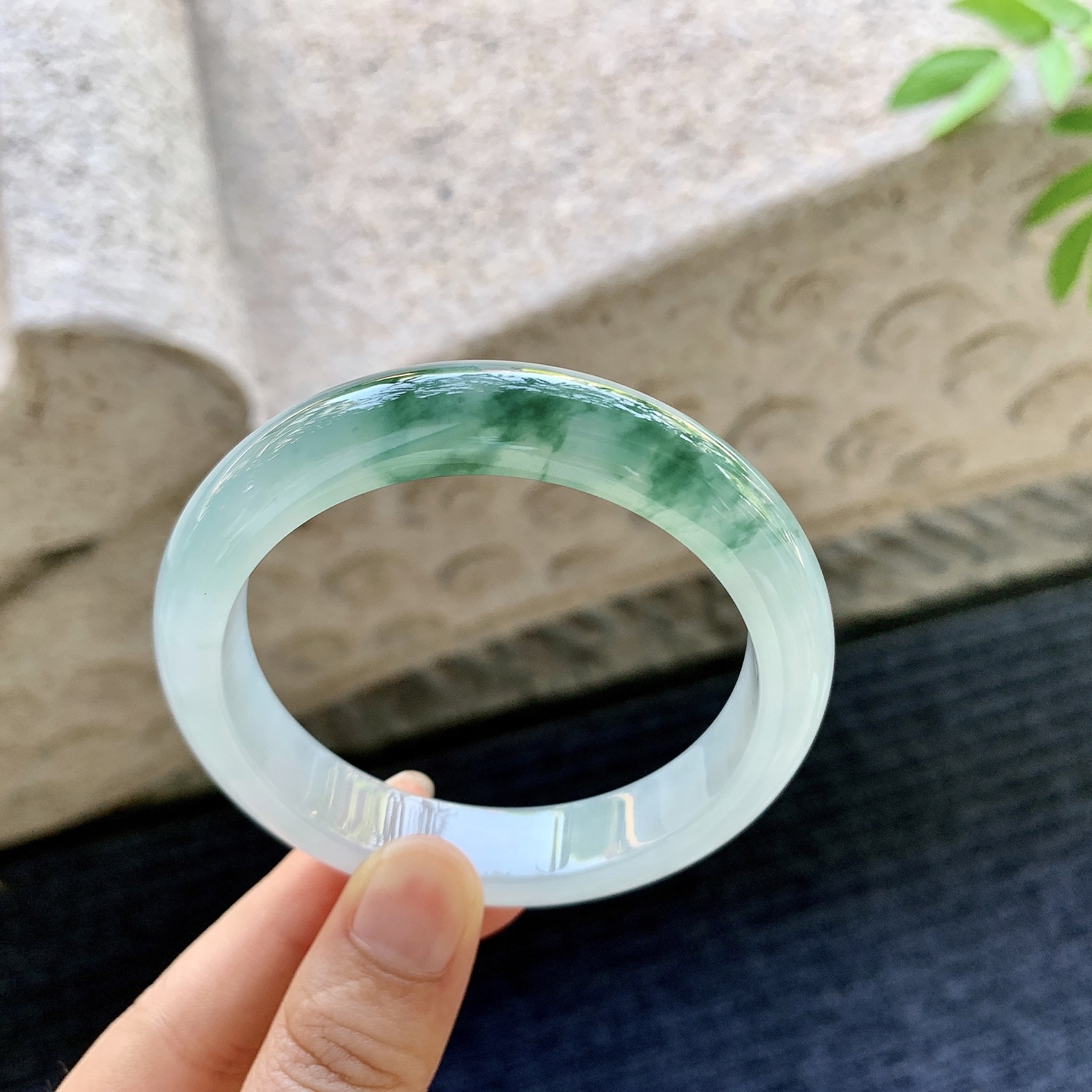 正圈55 56，圈口56/12/8.2，编码W6080932，描述：冰糯飘花，水润，种老，细腻，有纹线