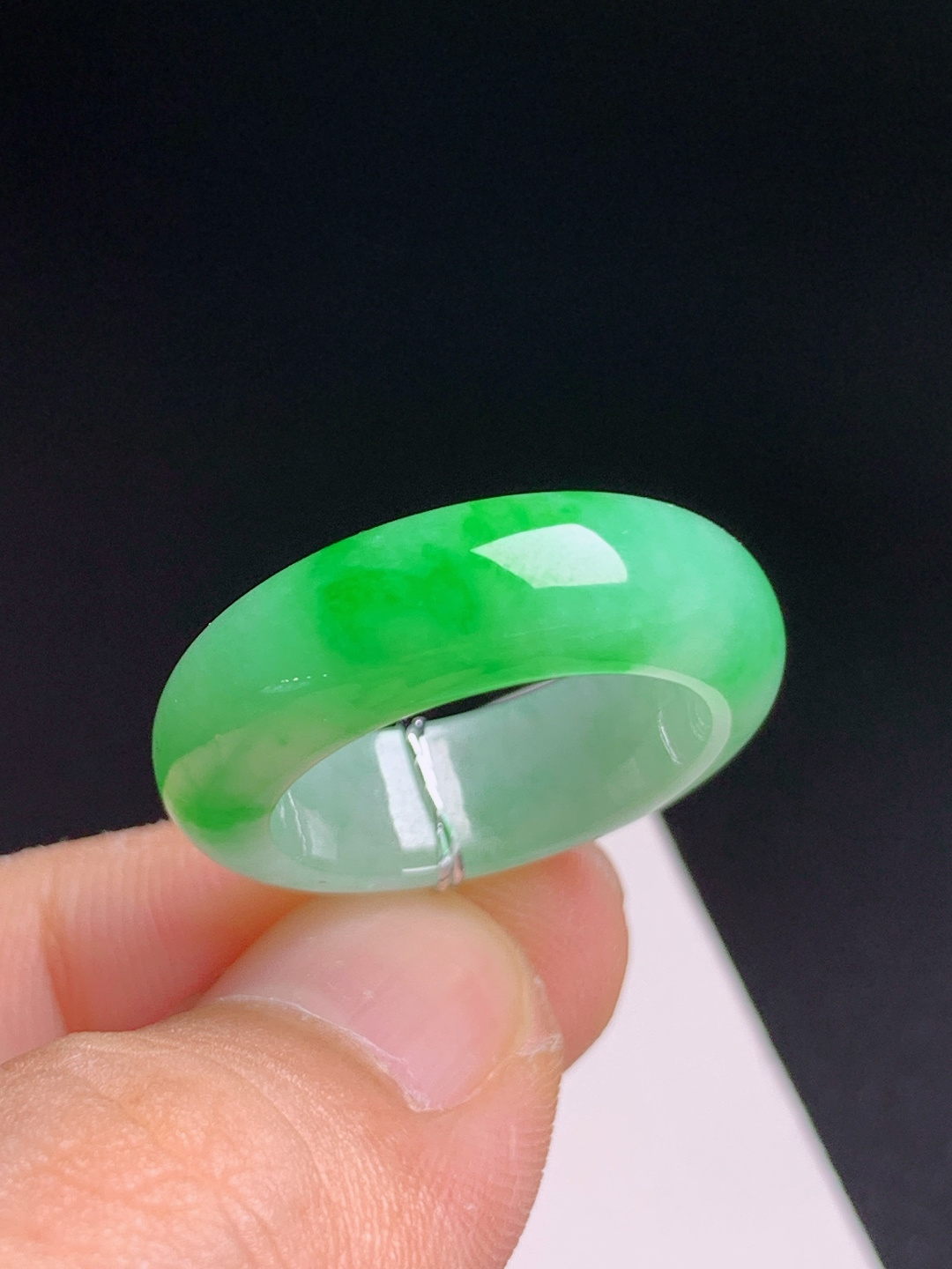 冰种绿指环，翠色明艳，水润匀净，上手大气