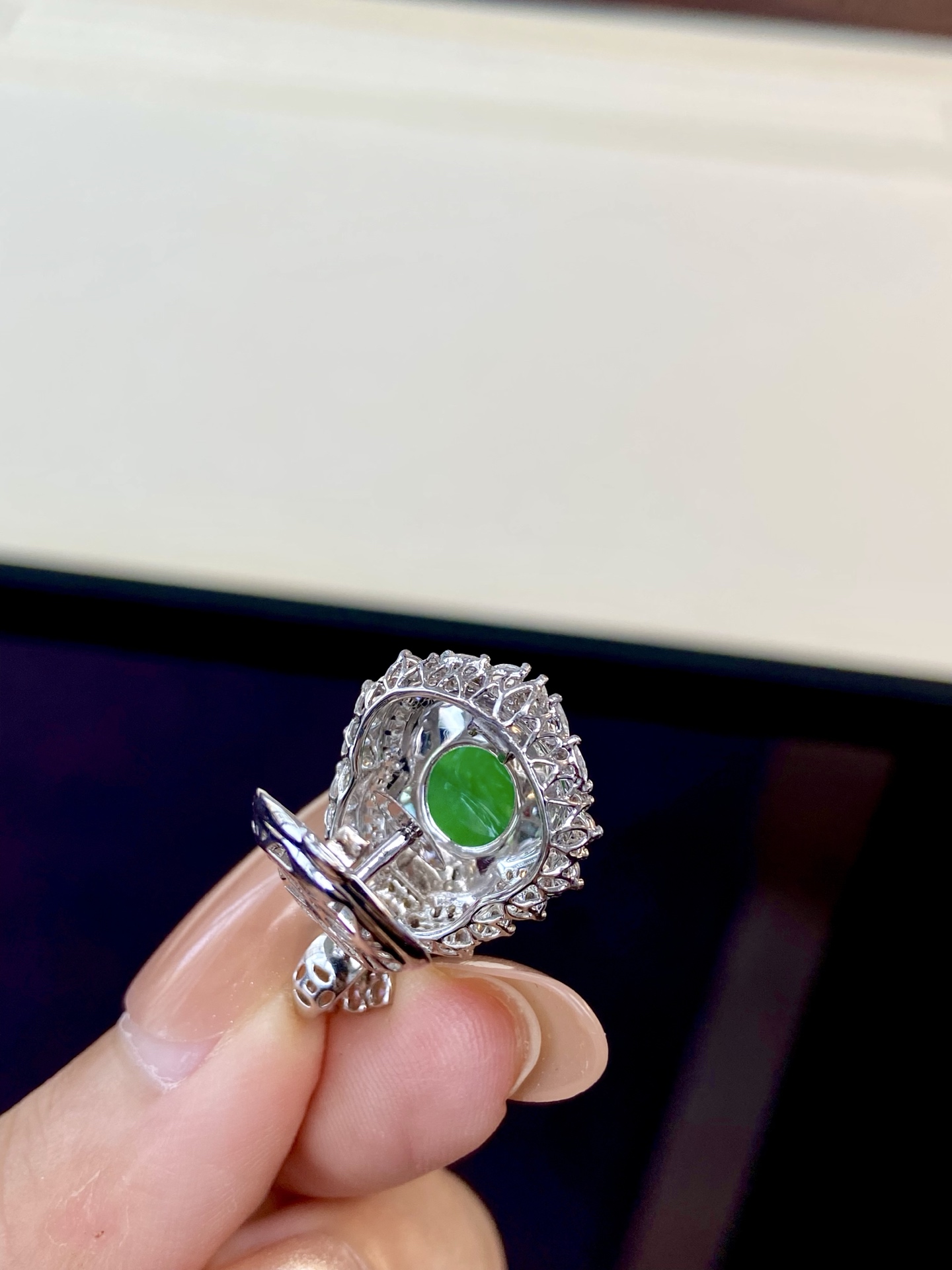 ️冰种阳绿葫芦吊坠，葫芦真的是经久不衰的经典，圆嘟嘟的形状也是人见人爱，福禄双全：28.4-17.3-11.6，裸石：13.8-11.2-5mm，无裂。
