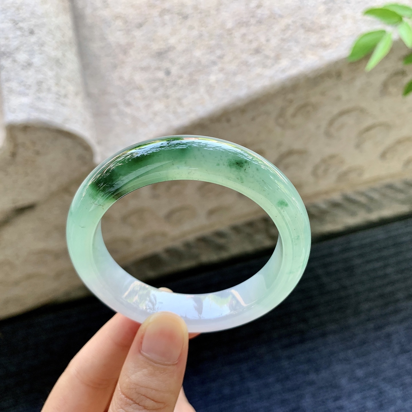 正圈51 52，圈口52.8/12.5/8，编码W6080931，描述冰糯飘绿，水润，种老，细腻，打灯有棉线