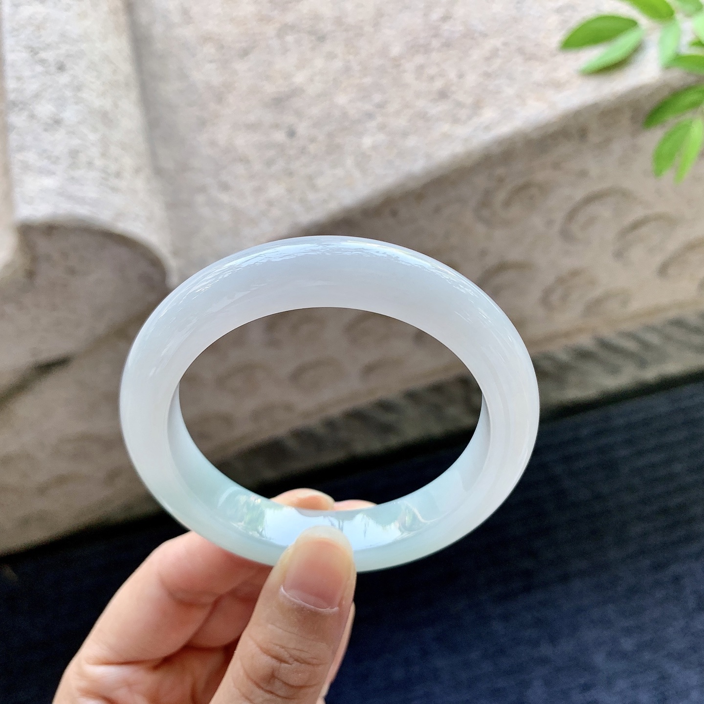 正圈52 53，圈口53.6/11.2/9，编码AD080901，描述细糯飘绿，水润，种老，细腻，无裂。