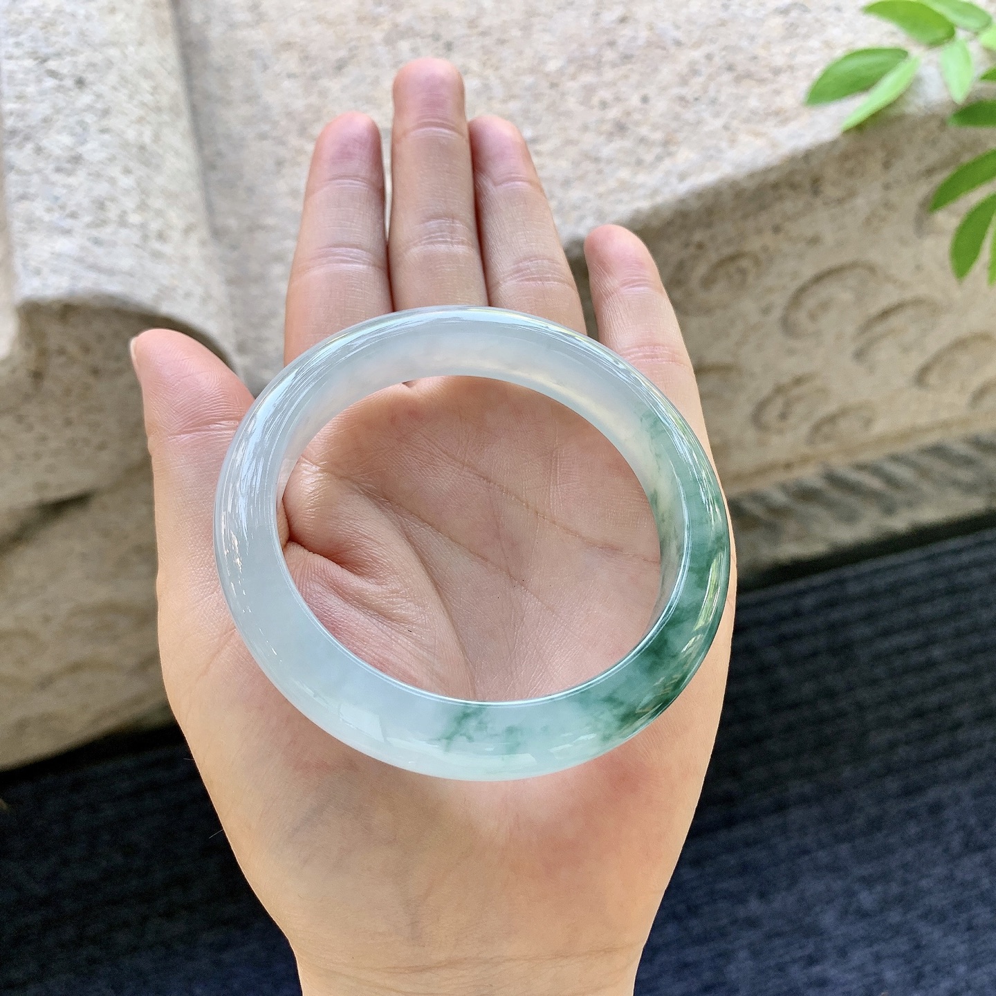 正圈55 56，圈口56/12/8.2，编码W6080932，描述：冰糯飘花，水润，种老，细腻，有纹线
