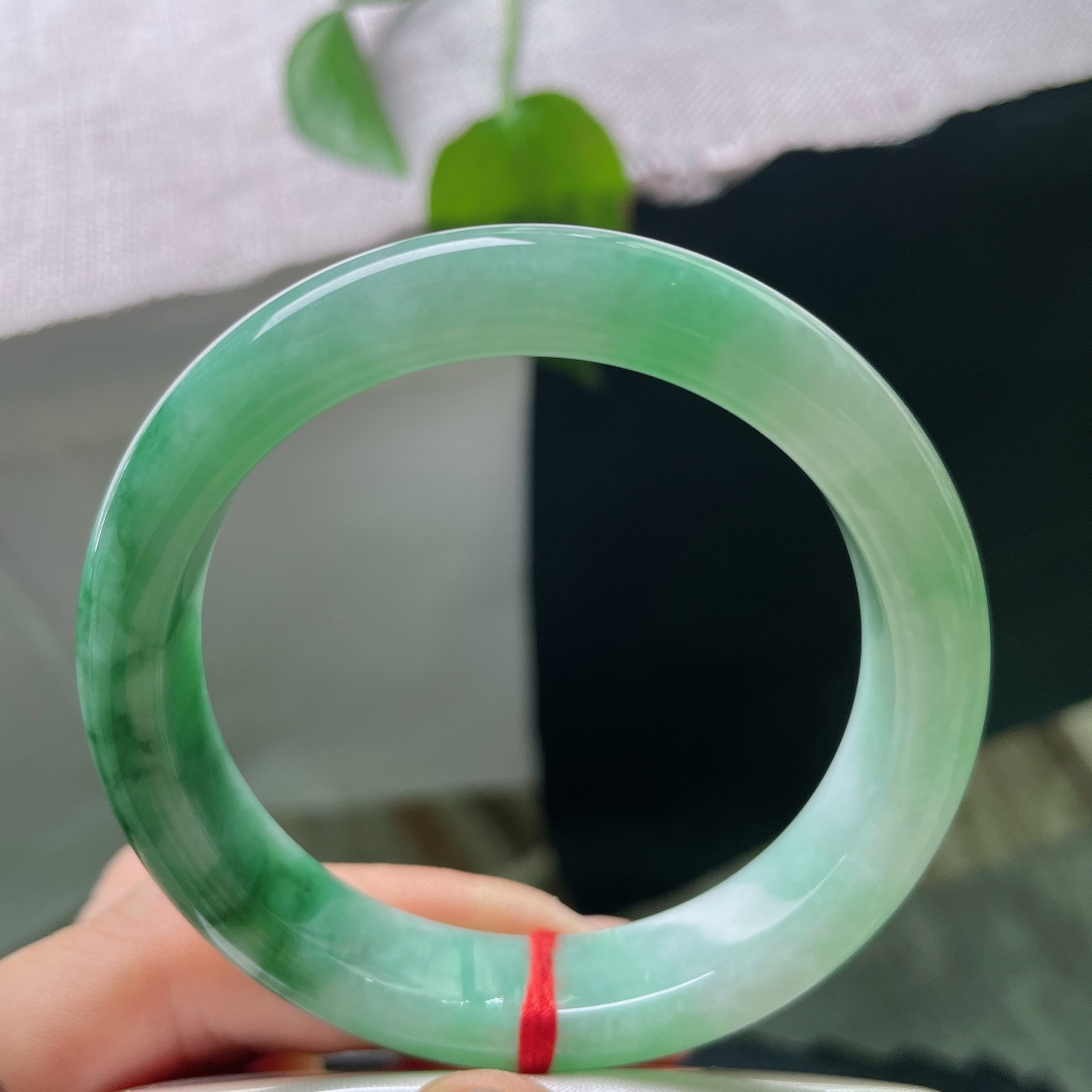 54.7/12.1/8.4飘绿正圈，青山绿水环绕腕间，水头好，雅致动人，皮纹，56981
