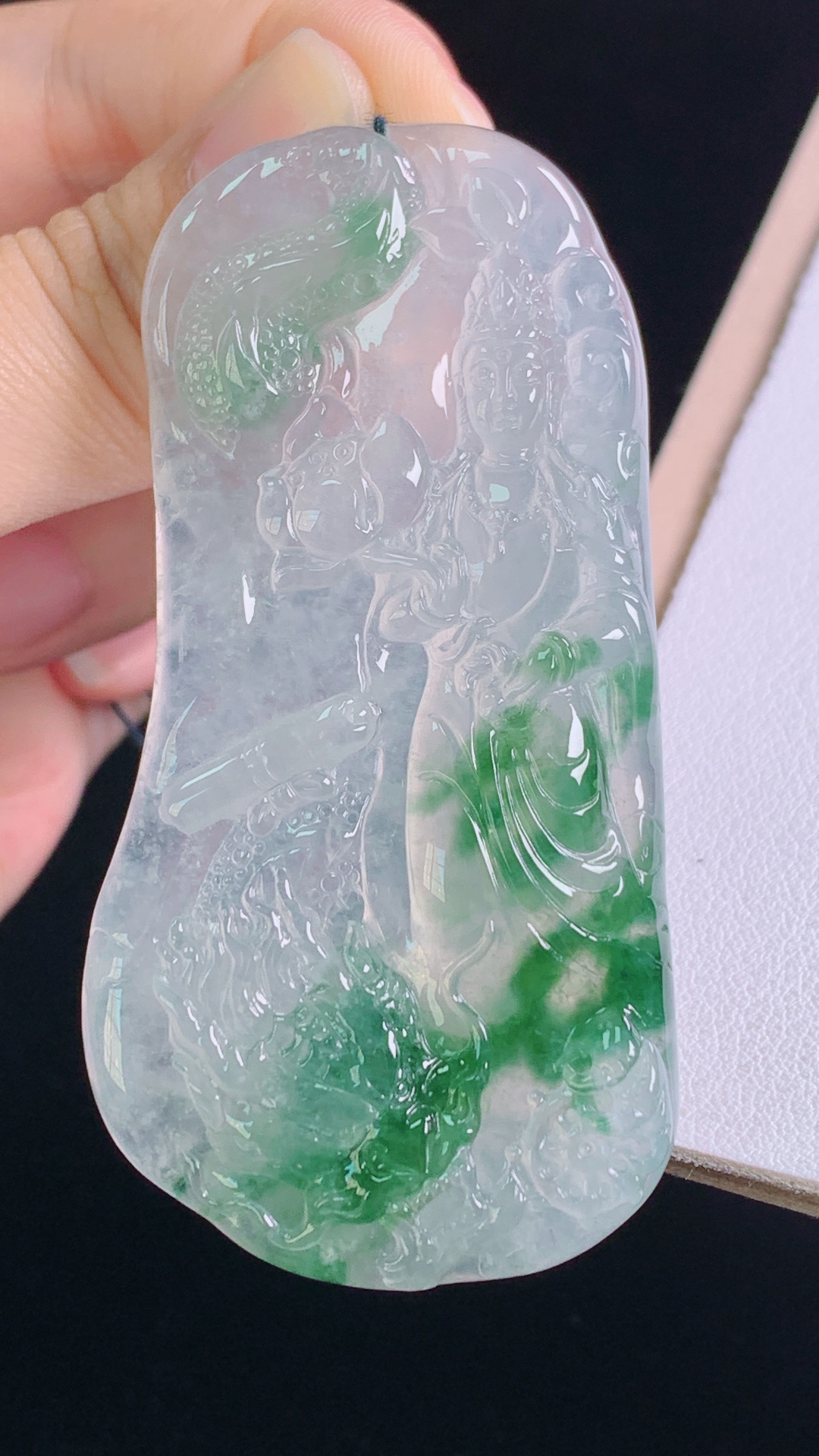 ️冰飘花大势至菩萨花色灵动，清透起光，无裂，尺寸:69.4-35.0-7.0mm