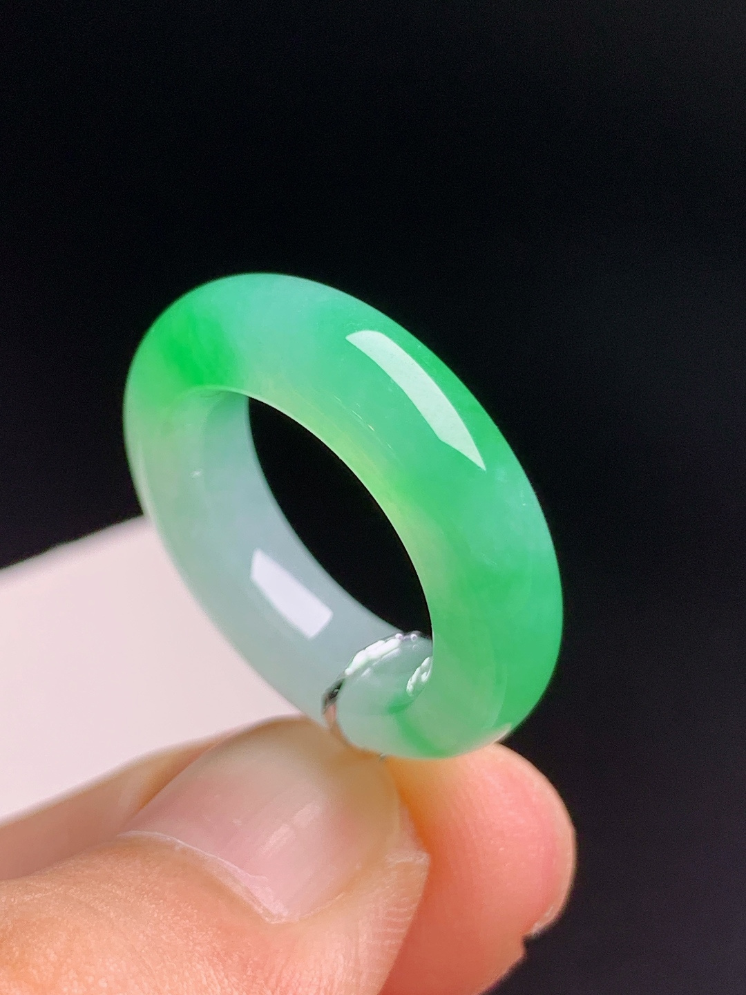冰种绿指环，翠色清新，胶感满满，简约显贵