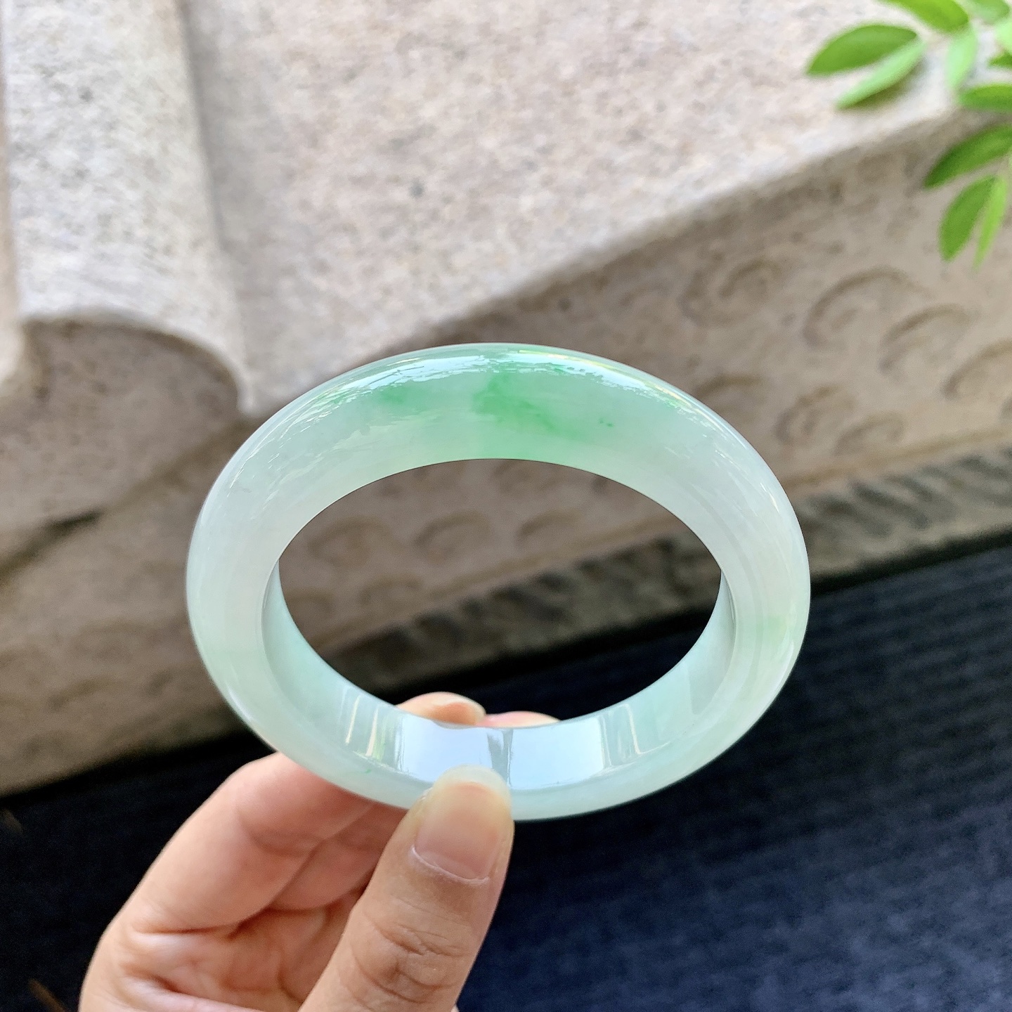 正圈55 56，圈口56.3/12.3/9.7，编码GL080938，糯冰飘绿，水润，种老，细腻，打灯有棉线