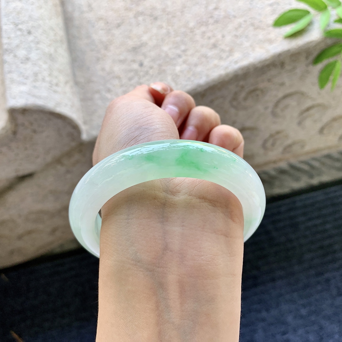 正圈55 56，圈口56.3/12.3/9.7，编码GL080938，糯冰飘绿，水润，种老，细腻，打灯有棉线