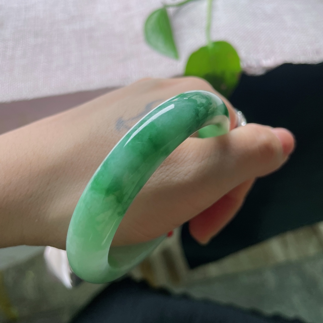 54.7/12.1/8.4飘绿正圈，青山绿水环绕腕间，水头好，雅致动人，皮纹，56981