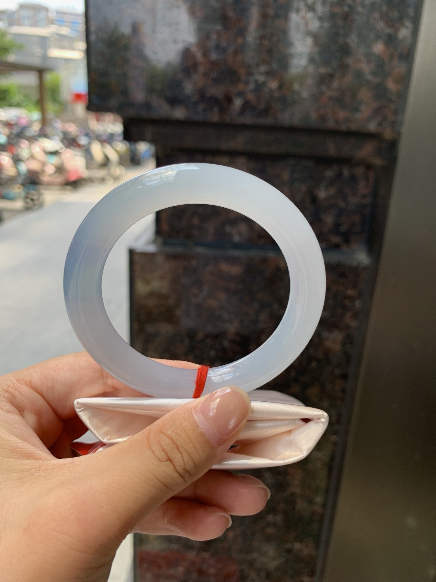 冰蓝紫圆条，打灯棉纹，底妆冰胶润，色泽饱满，飘一抹蓝紫色优雅。