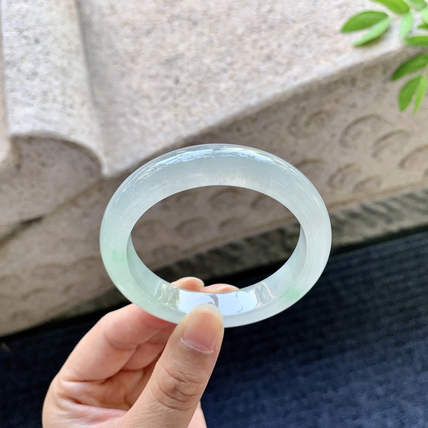 正圈51 52，圈口52/12.2/8，编码C5080928，描述：冰糯飘绿，水润，种老，细腻，有棉纹。
