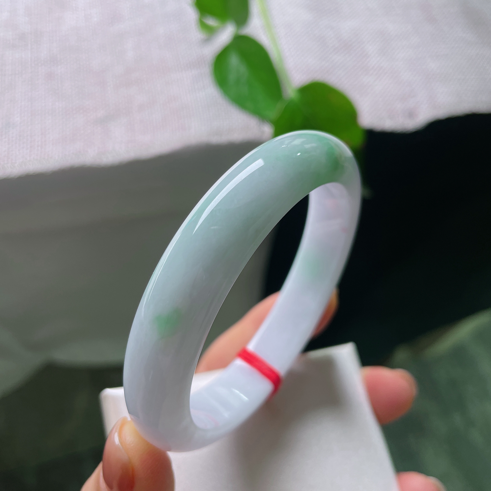 特惠活动#58.9/12.8/8.7，春彩正圈，一点皮纹，紫与绿相得益彰，春色恬静、翠色清新，上身十分衬肤色。ss56874a
