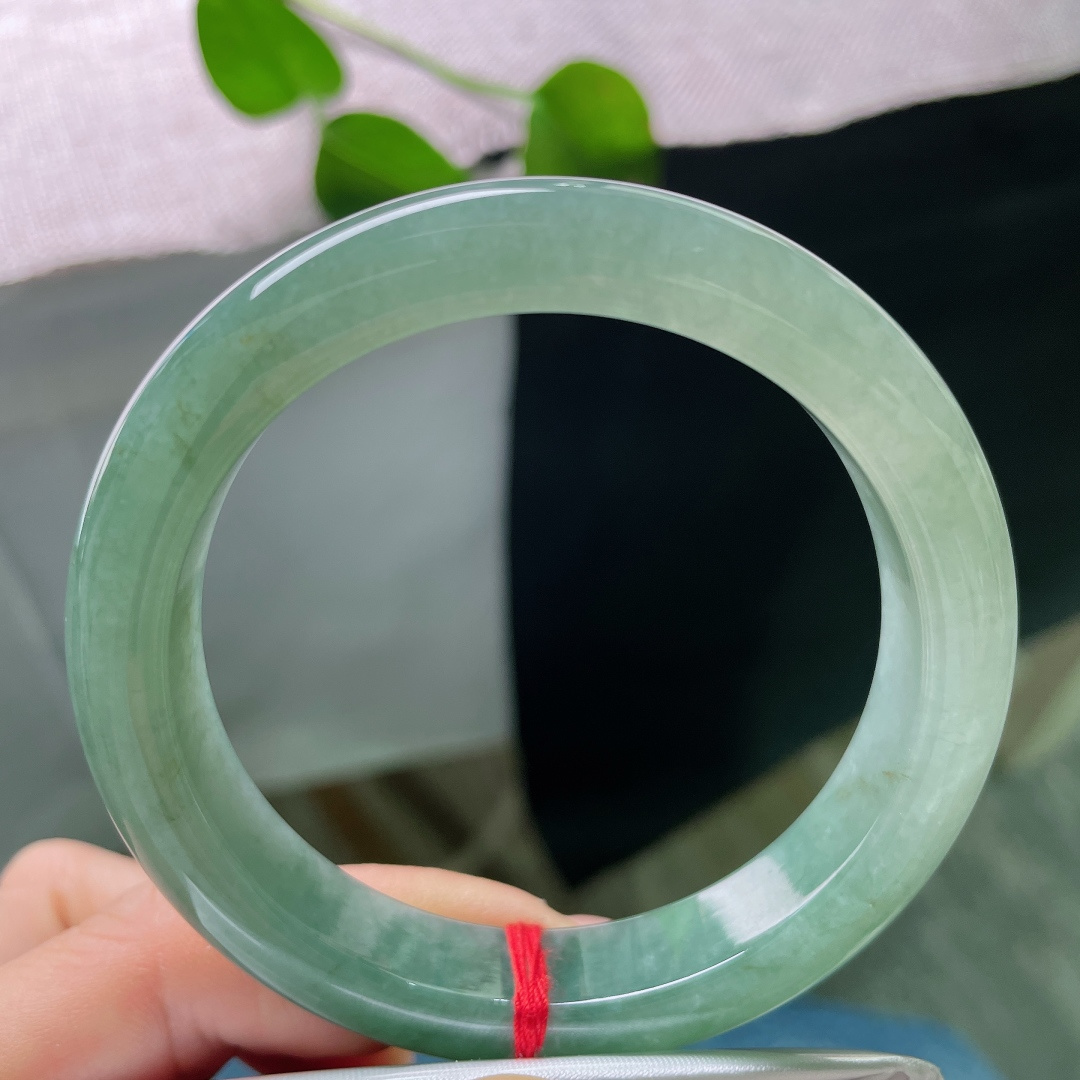 57.7/12.2/9.0，油青正圈，一点皮纹，清润湖绿铺满镯身，水光内敛柔和，似雨后山林的一汪静水