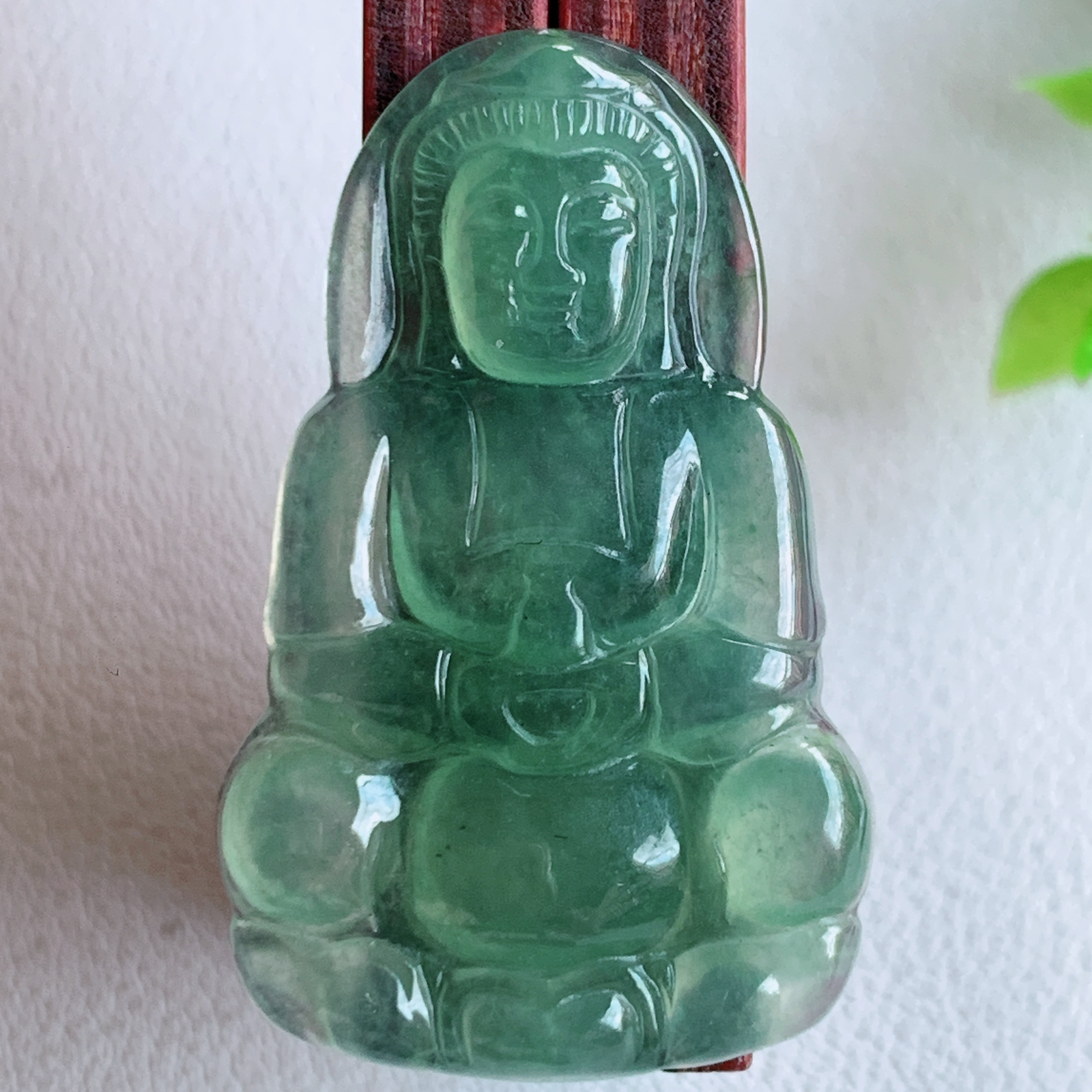 冰润精雕观音吊坠，法相端庄大气，工艺精湛，种色浓郁，细腻饱满冰润，种老水足，收藏佳品，佩戴大气  W03.7  尺寸：38.2-23.8-4mm