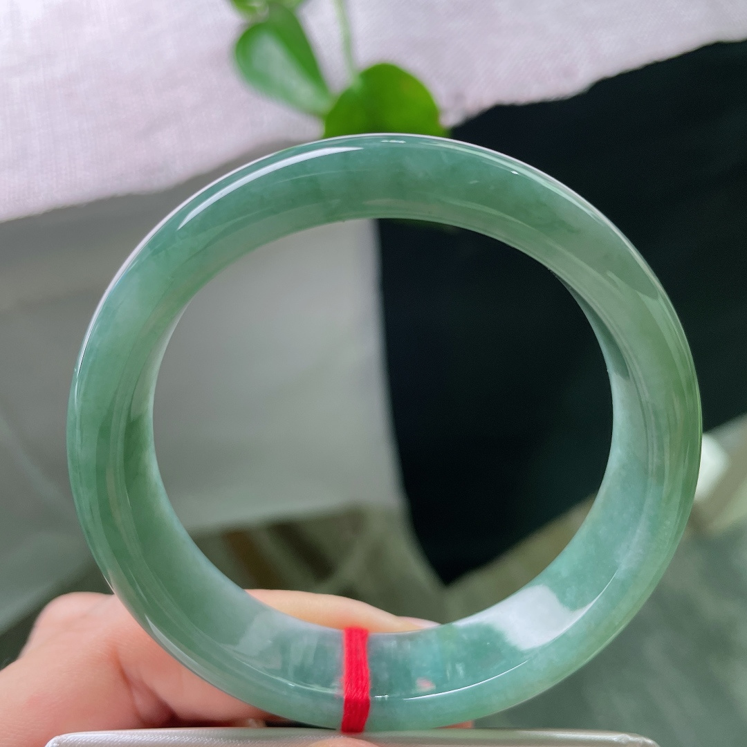 58/14.4/8.1，油绿正圈，无裂，正装宽厚条形制，镯身圆润规整，上手厚实稳重，经典大方。ss5