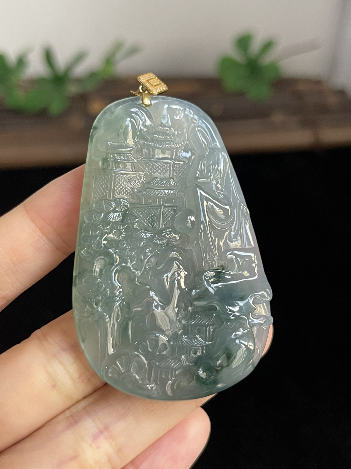 翡翠冰糯种飘绿山水牌，印记：G18K,伴钻石