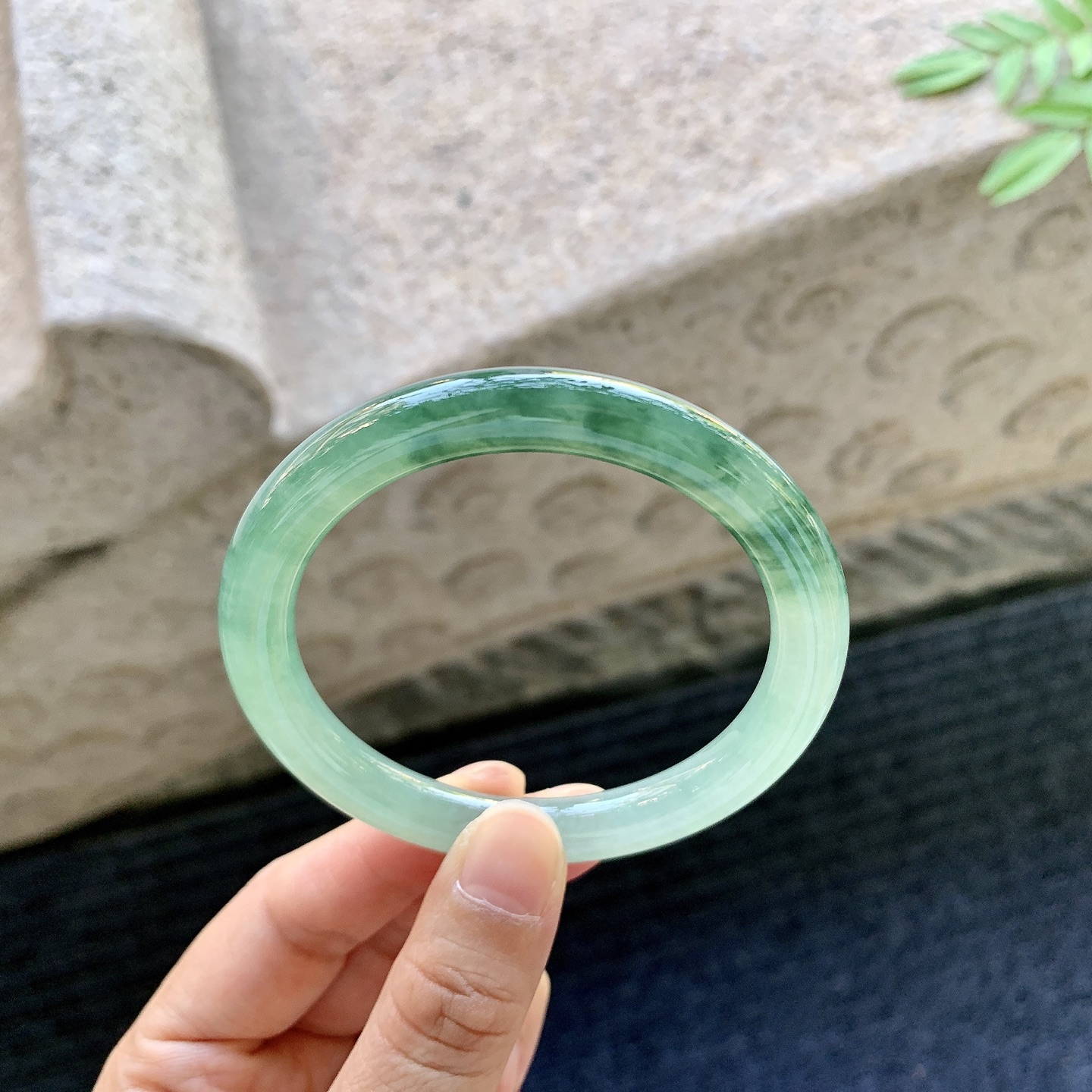 圆条53 54，圈口54.8/8.2/8.3，编码B2081007，糯冰绿花，水润，种老，细腻，无裂。
