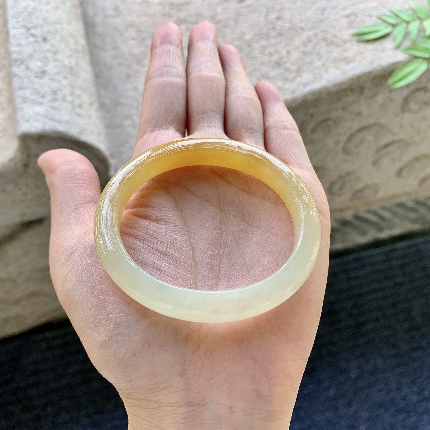 贵妃52 53，圈口52.9/46.3/8.7/7.3，编码GL081028，糯冰黄翡，水润，种老，细腻，打灯有纹絮