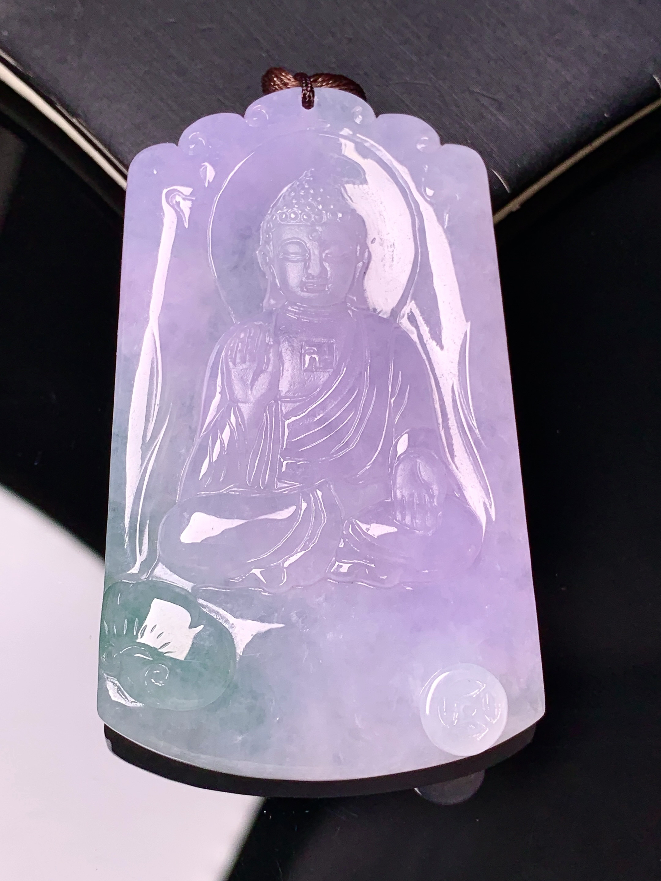 飘绿淡紫罗兰大日如来佛祖吊坠 玉质细腻 色泽艳丽清新 水润亮眼 整体尺寸59.8*36.6*7.3 
