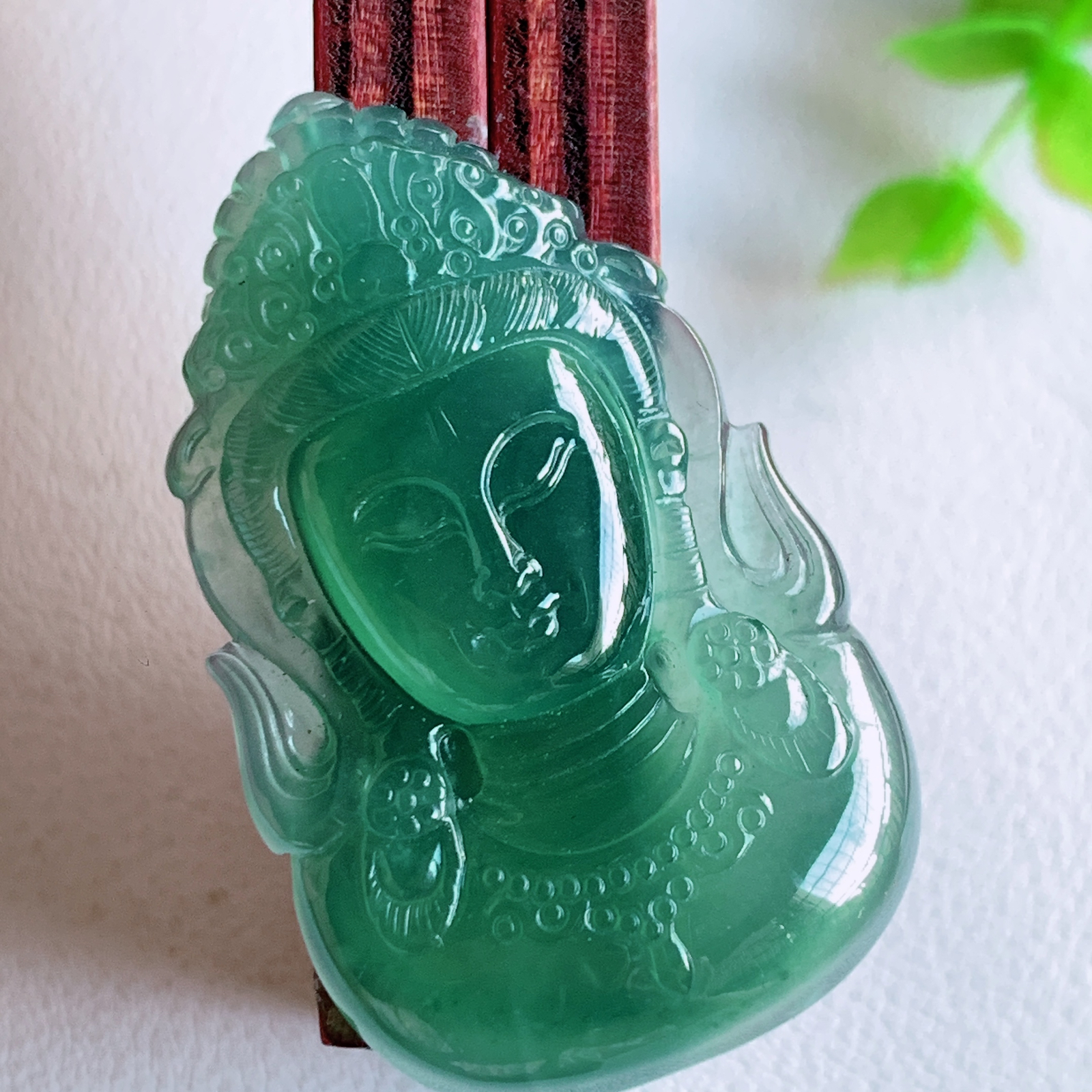蓝冰精雕观音吊坠，法相端庄大气，工艺精湛，种色浓郁，细腻饱满冰润，种老水足，收藏佳品，佩戴大气  W03.7    尺寸：41.2-25-5.8mm