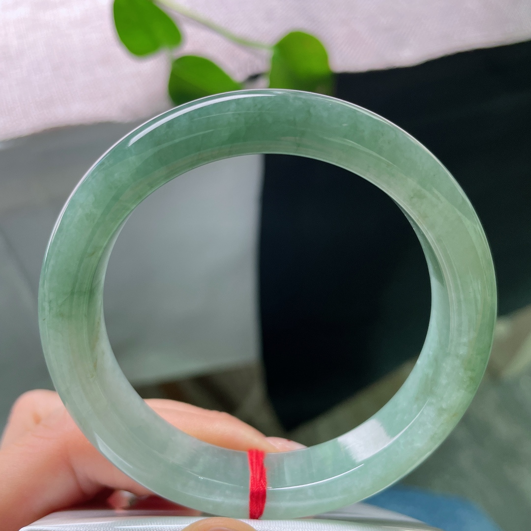 57.7/12.2/9.0，油青正圈，一点皮纹，清润湖绿铺满镯身，水光内敛柔和，似雨后山林的一汪静水