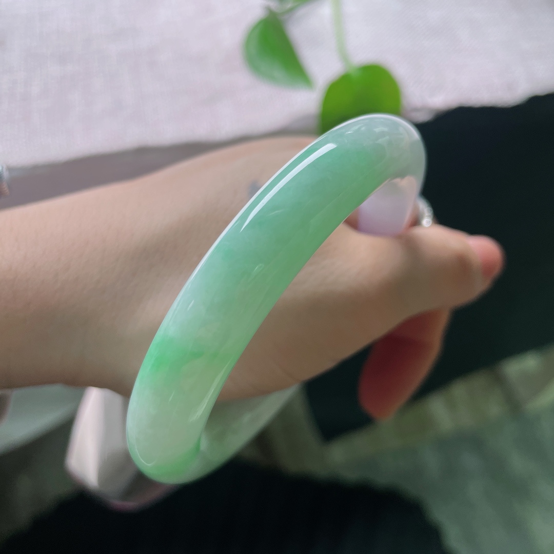 56/11.6，春彩圆条，一点皮纹，朦胧紫底衬鲜翠，花色清新柔和，器型饱满厚实，氛围感满满的春日手镯。ss56694a