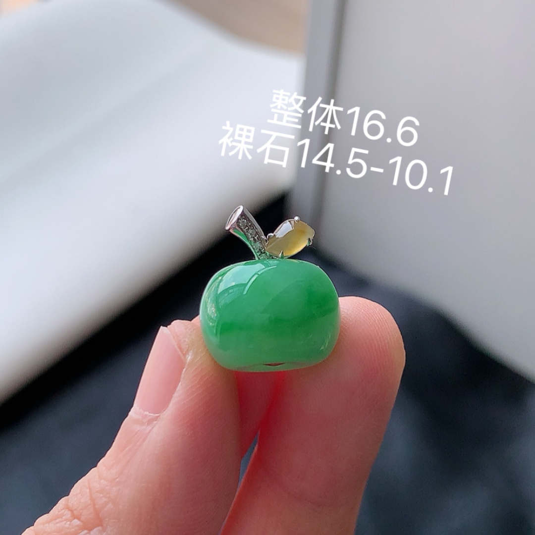 冰飘绿苹果吊坠  色阳色艳，种老水润，饱满圆润，佩戴优雅时尚 货号25807，14.5-10.1