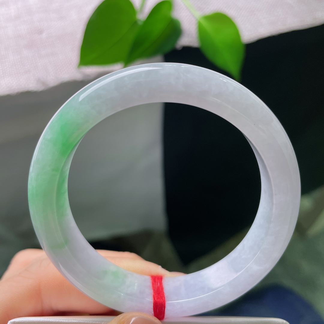 53/12.5/8.5，春彩正圈，无裂，淡紫底色温柔软糯，缓缓晕开嫩绿色调，紫绿二者自然过渡，氛围感温婉浪漫，是经典的春彩韵味。ss56748a