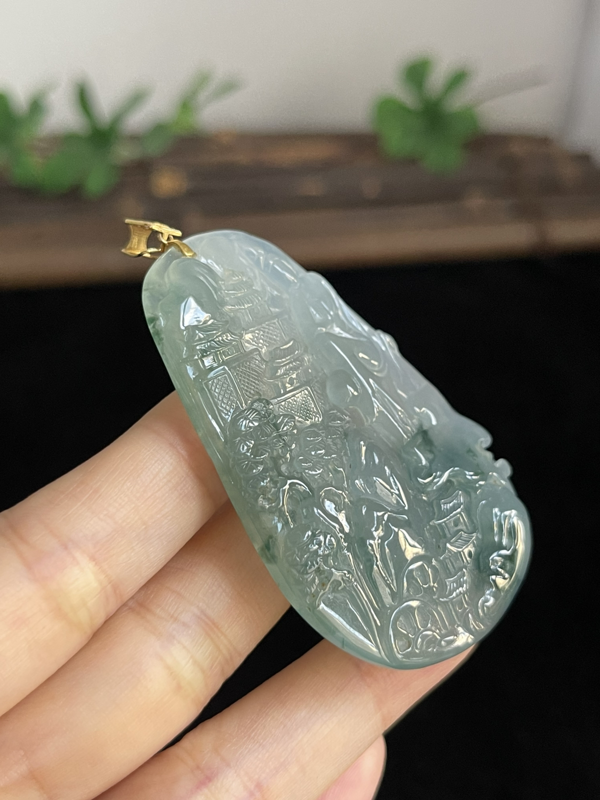 翡翠冰糯种飘绿山水牌，印记：G18K,伴钻石