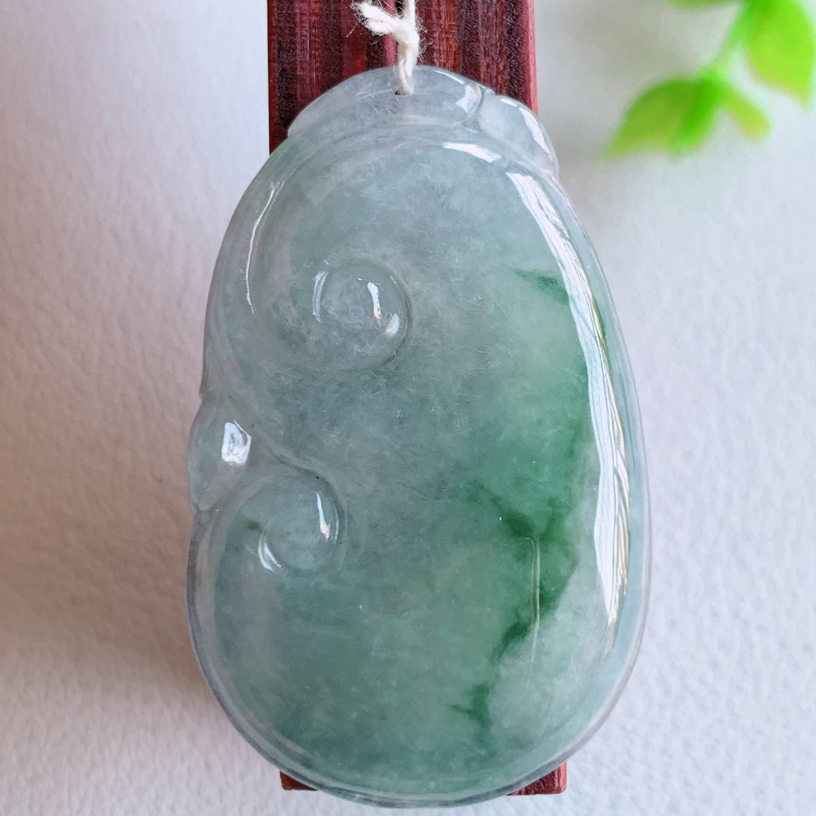 冰润飘花吉祥如意翡翠吊坠  寓意“万事如意，吉祥如意,福寿绵长 心想事成”饱满大气，通透水润  W415.7  尺寸：38-23.5-4.8mm