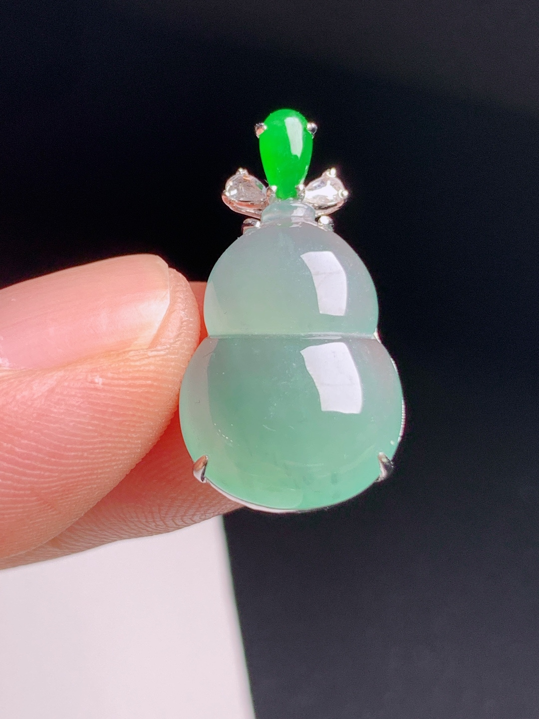 冰晴绿葫芦吊坠，冰润饱满，灵秀雅致，福禄双全
