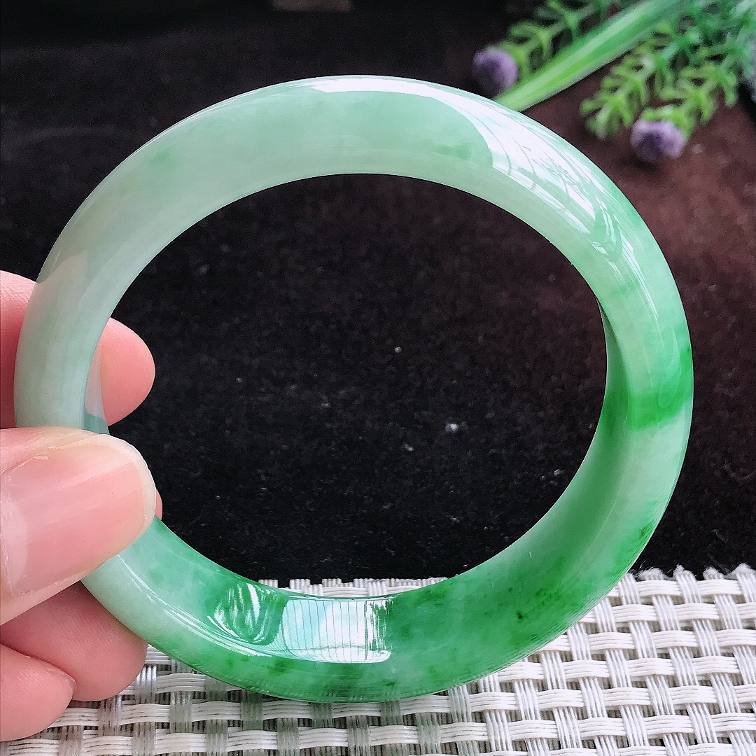 实拍A货翡翠57.5/15.3/8.5老坑温润辣阳绿手镯宽边玉镯平安镯百搭