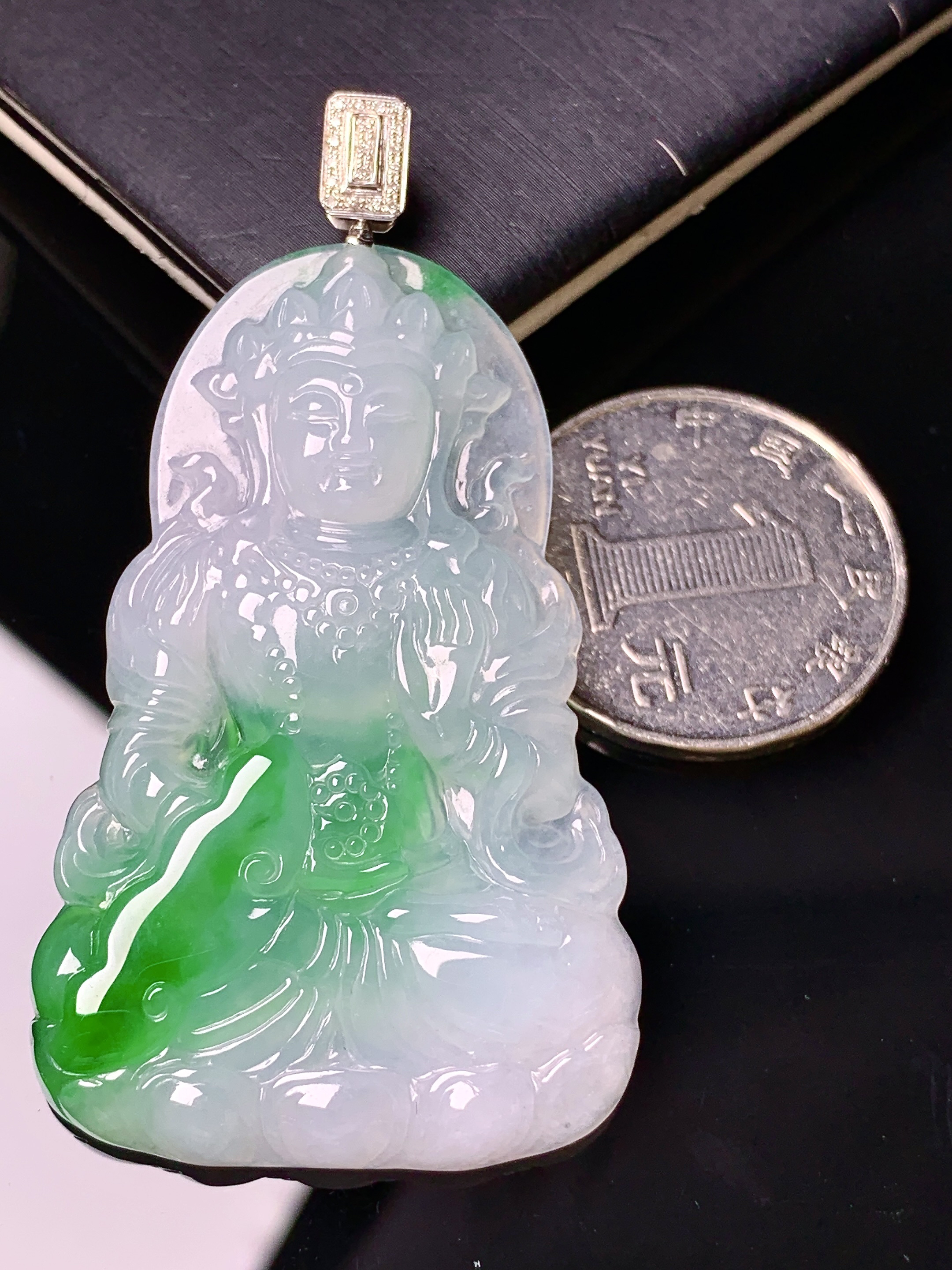 18k金钻镶嵌飘绿度母观音菩萨吊坠 玉质细腻 色泽艳丽清新 水润亮眼 整体尺寸58.7*32*5.3 w1