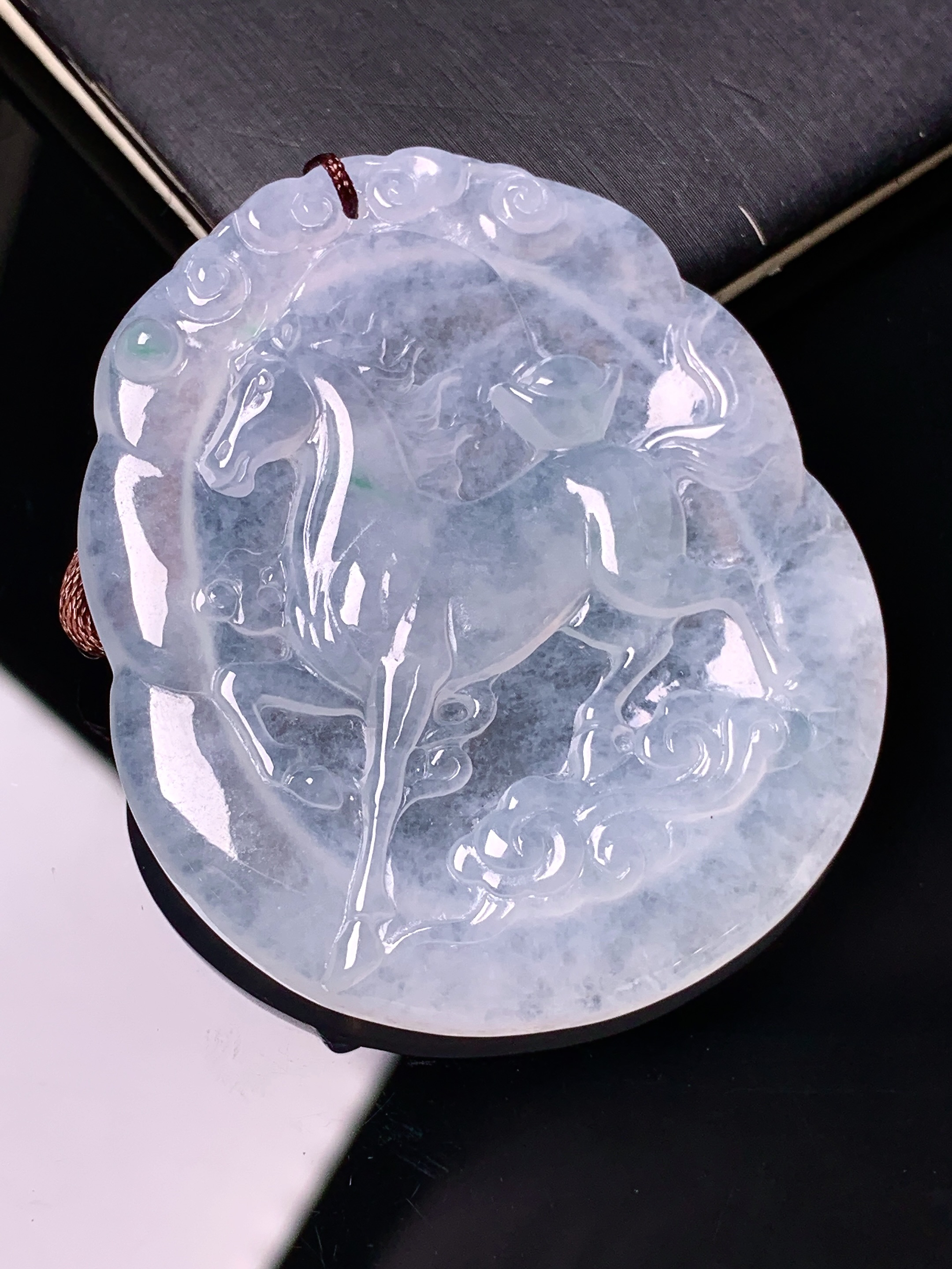 冰种生肖马牌吊坠 玉质细腻 色泽艳丽清新 水润亮眼 整体尺寸50.8*43.5*5 b2