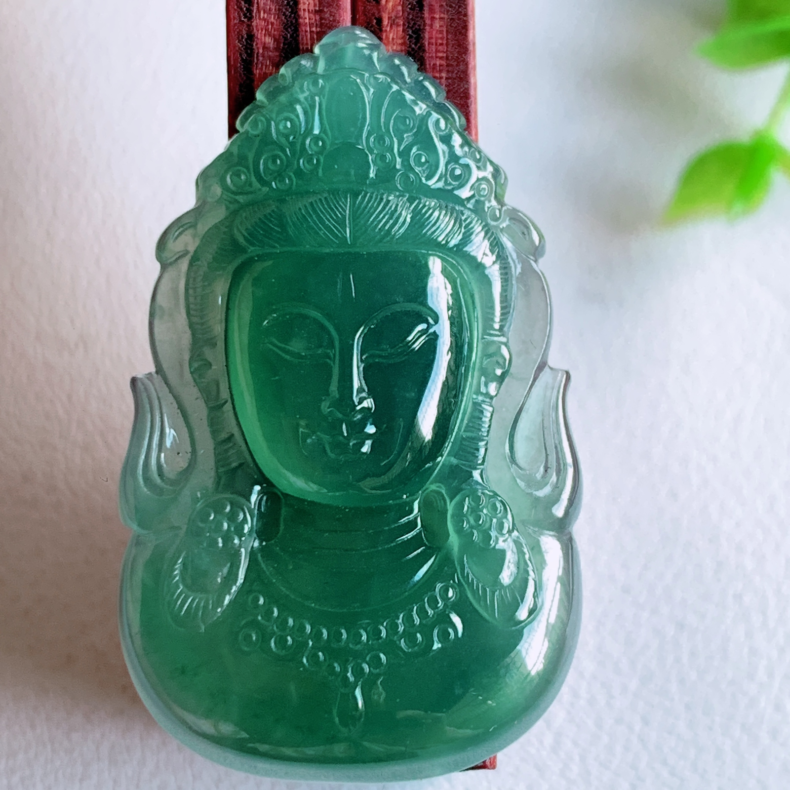 蓝冰精雕观音吊坠，法相端庄大气，工艺精湛，种色浓郁，细腻饱满冰润，种老水足，收藏佳品，佩戴大气  W03.7    尺寸：41.2-25-5.8mm