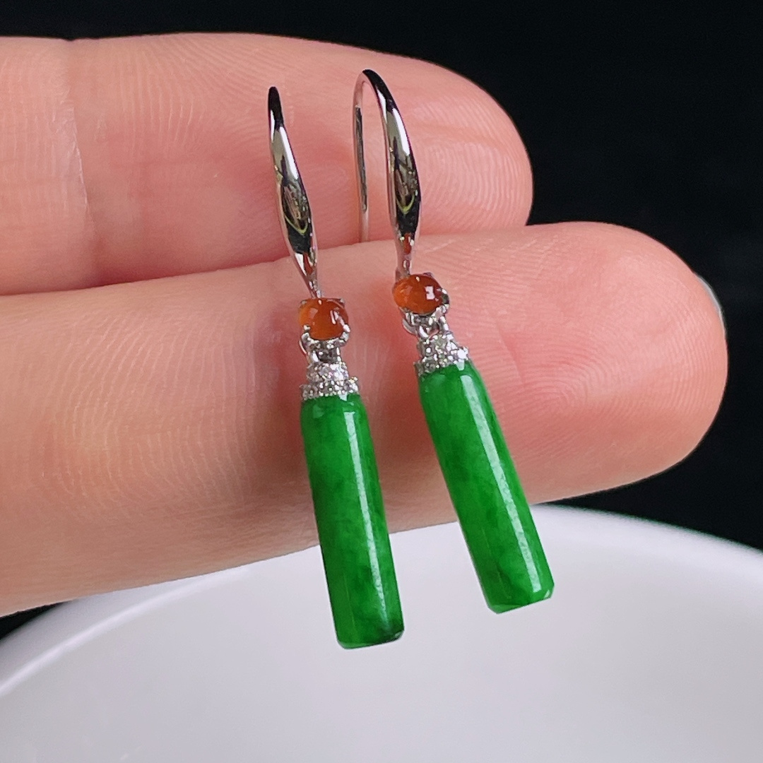 ️辣绿耳坠，老种起光，细底通透，尺寸：裸石13/3.7mm0809