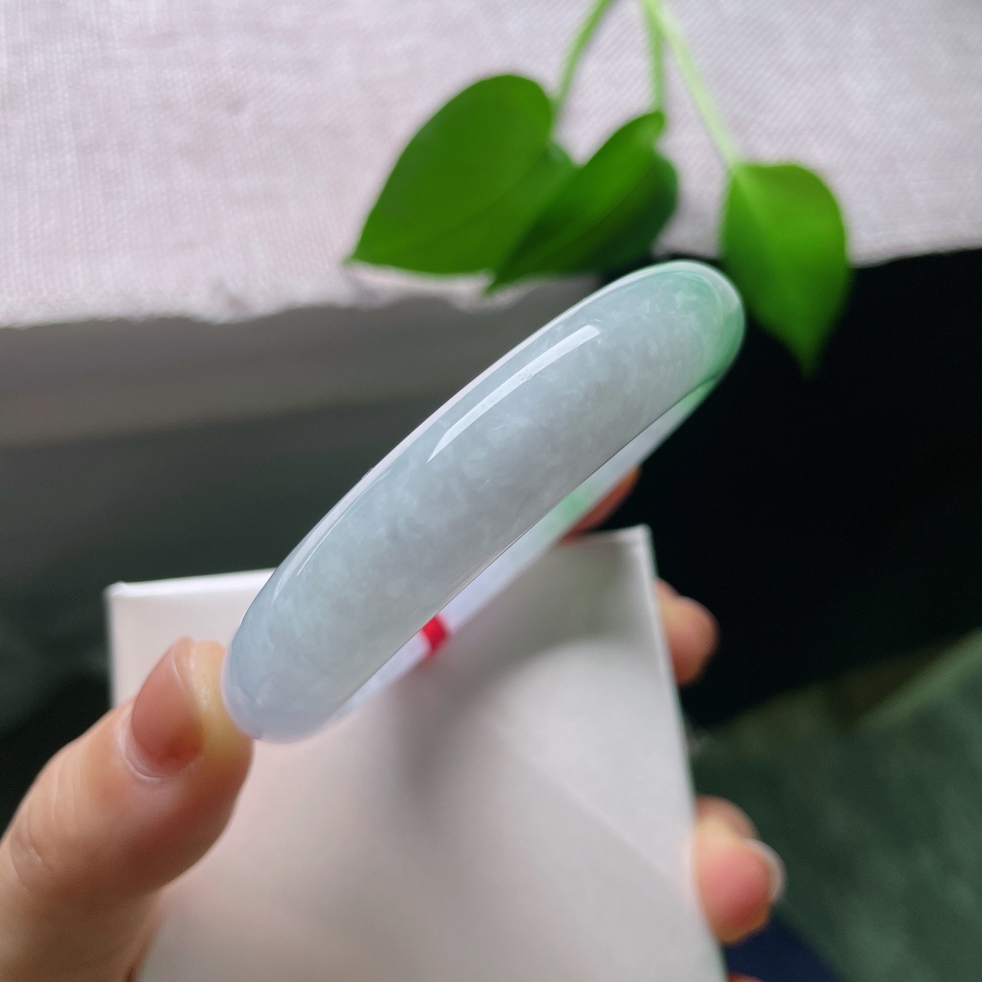 53/12.5/8.5，春彩正圈，无裂，淡紫底色温柔软糯，缓缓晕开嫩绿色调，紫绿二者自然过渡，氛围感温婉浪漫，是经典的春彩韵味。ss56748a