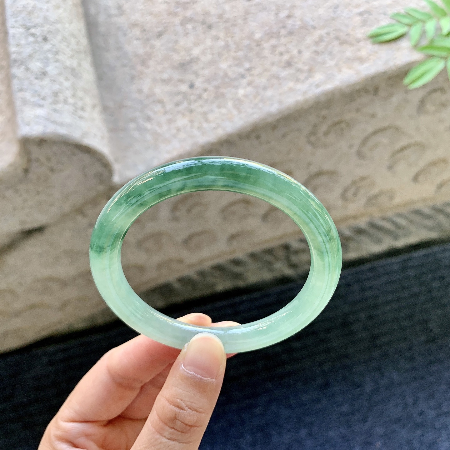 圆条53 54，圈口54.8/8.2/8.3，编码B2081007，糯冰绿花，水润，种老，细腻，无裂。