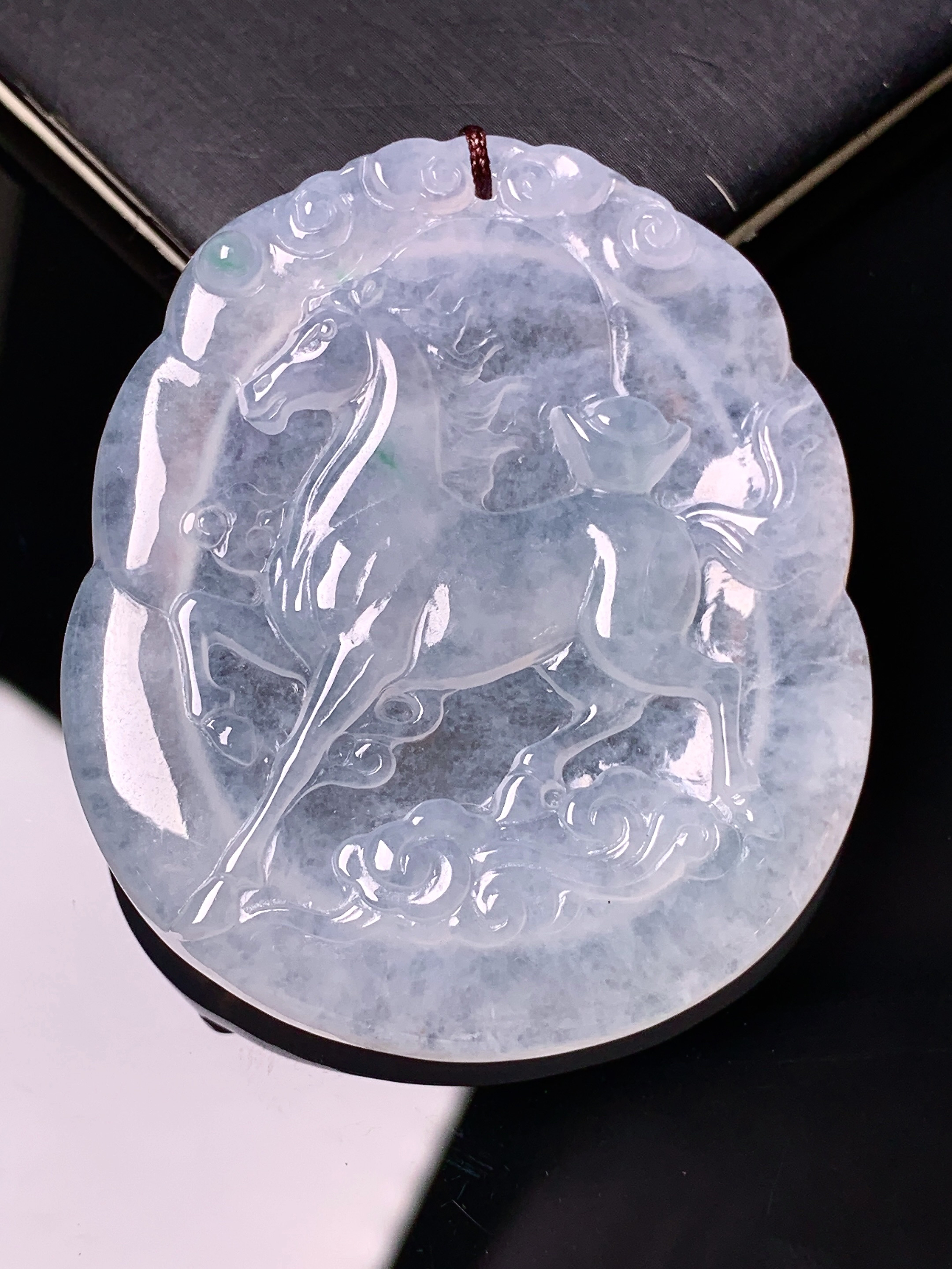 冰种生肖马牌吊坠 玉质细腻 色泽艳丽清新 水润亮眼 整体尺寸50.8*43.5*5 b2